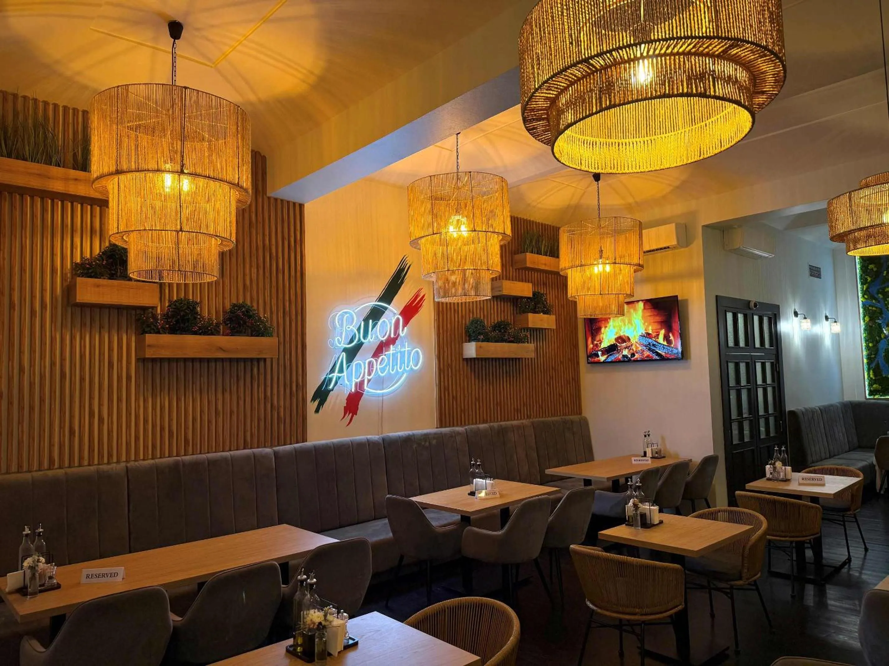 Restaurant/places to eat in Hotel Atos