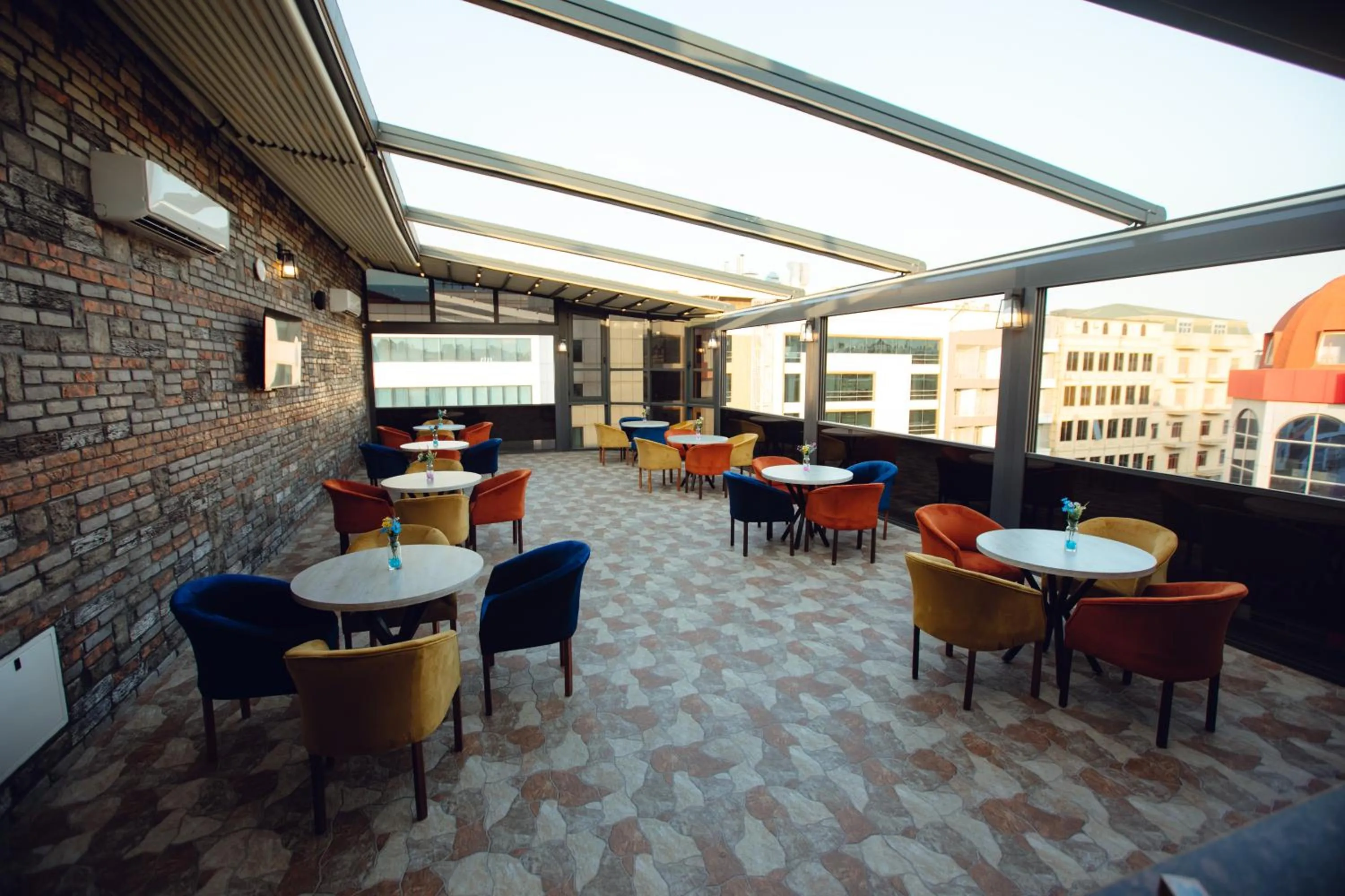 Restaurant/places to eat in La Corne Hotel Baku