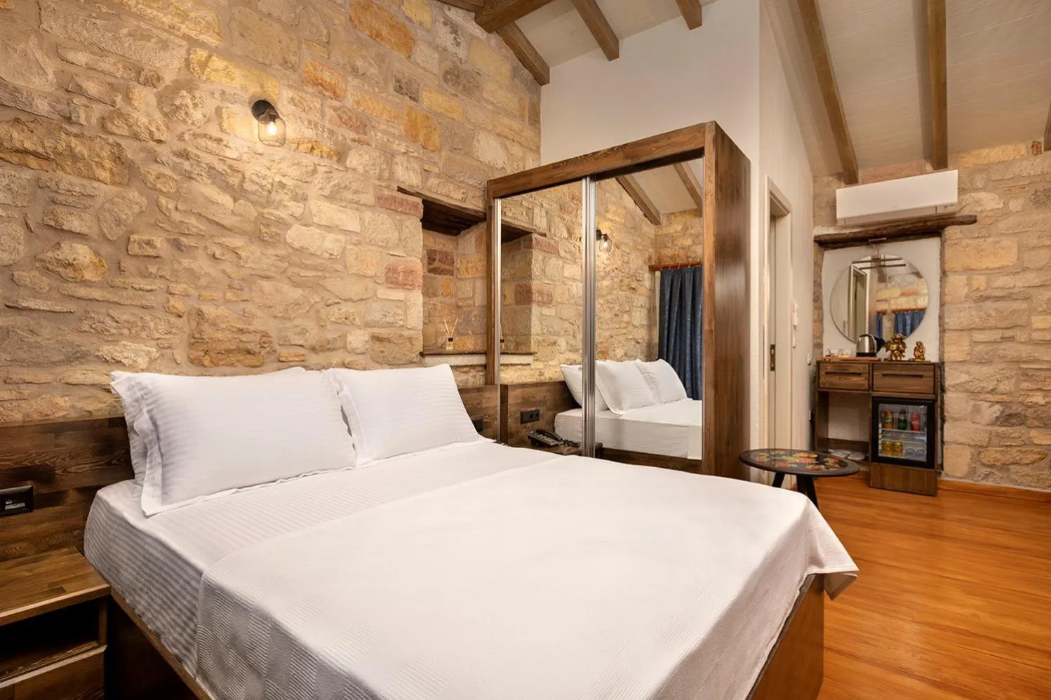 Bed in EFLIN HAUS Historical Place & Monument