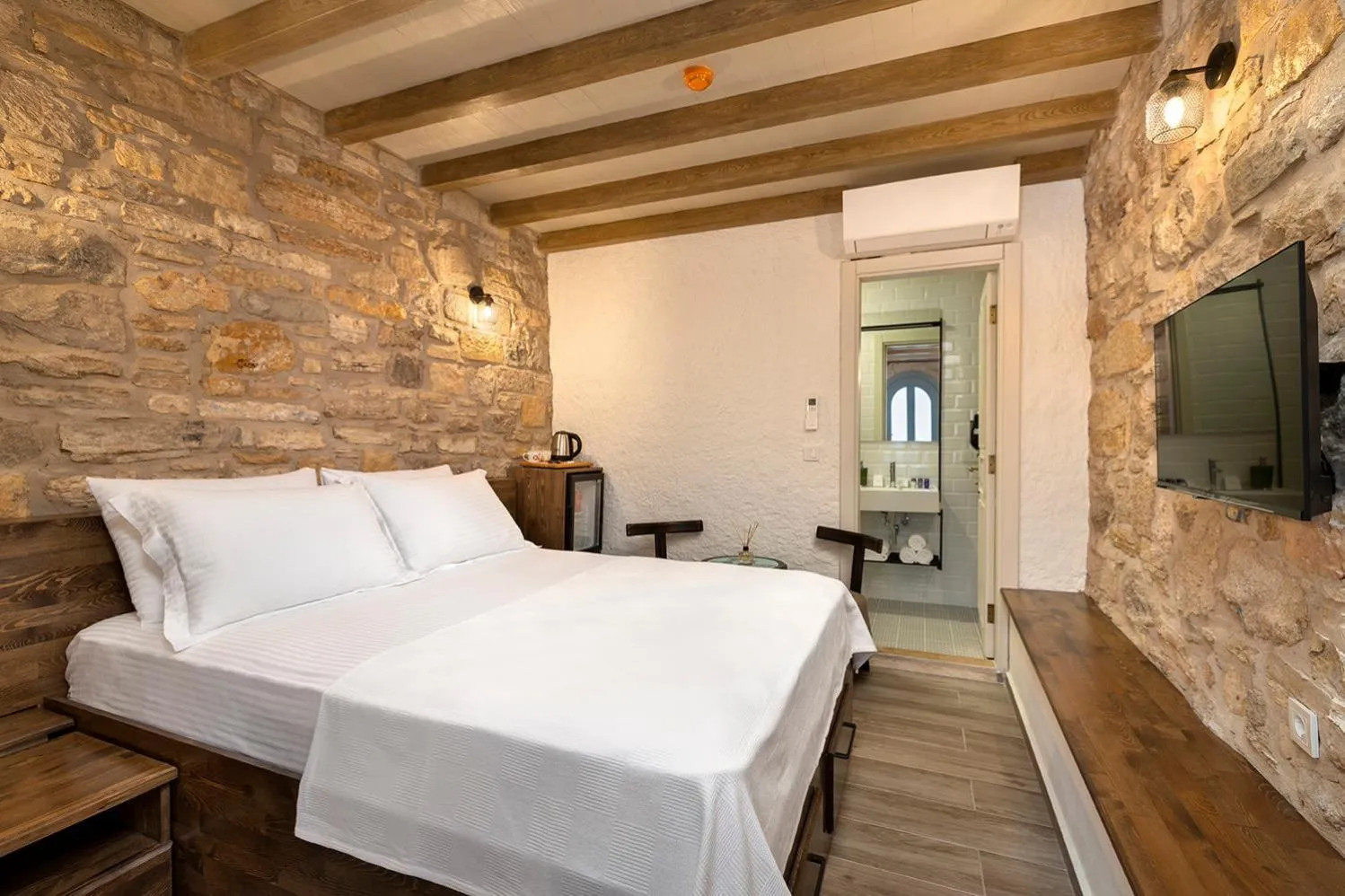 Bed in EFLIN HAUS Historical Place & Monument