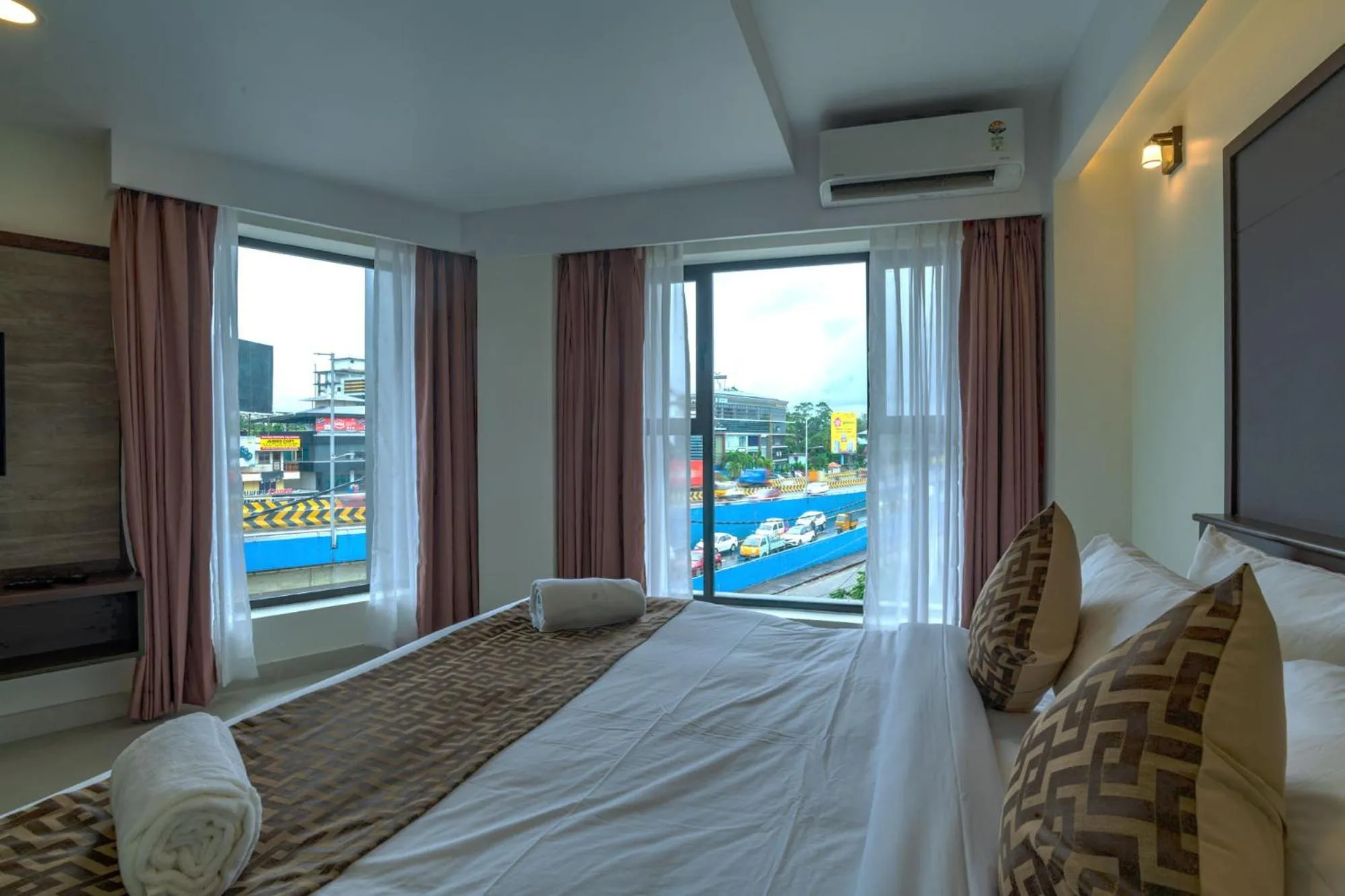 View (from property/room), Bed in Arctic Hotel