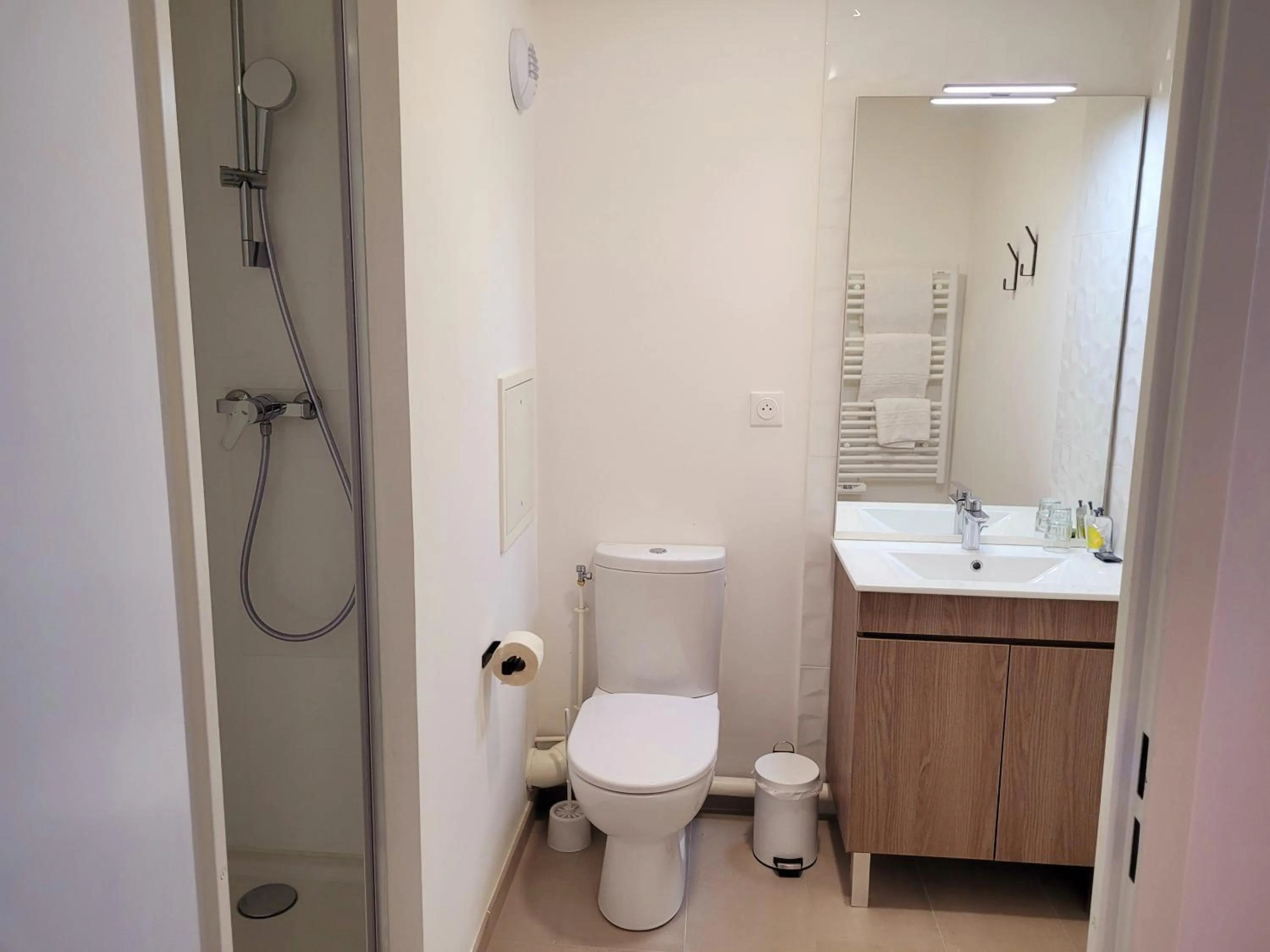 Bathroom in Twenty Business Flats Asnières-sur-Seine