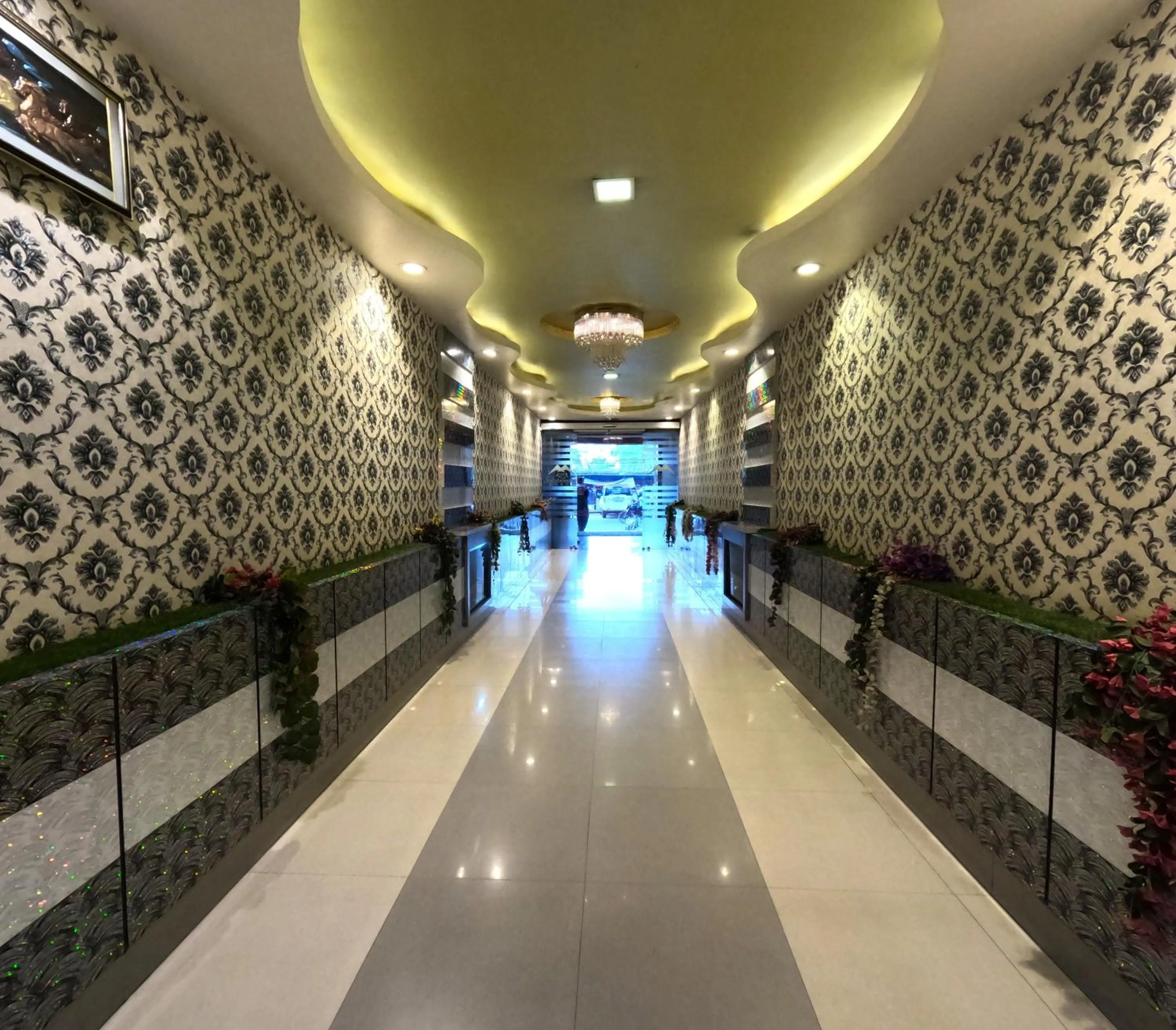 Restaurant/places to eat in Hotel Grand Corporate