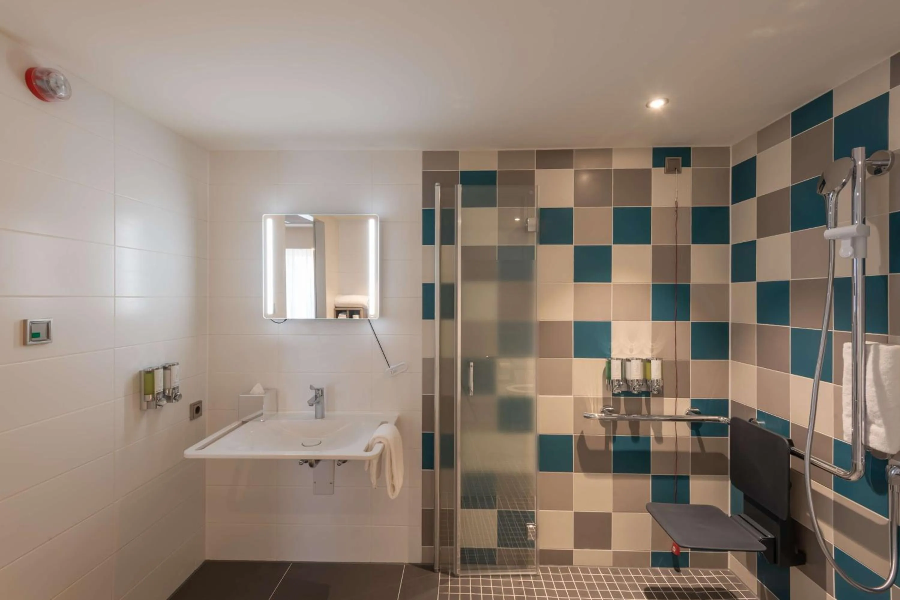 Bathroom in Hampton by Hilton Düsseldorf City Centre