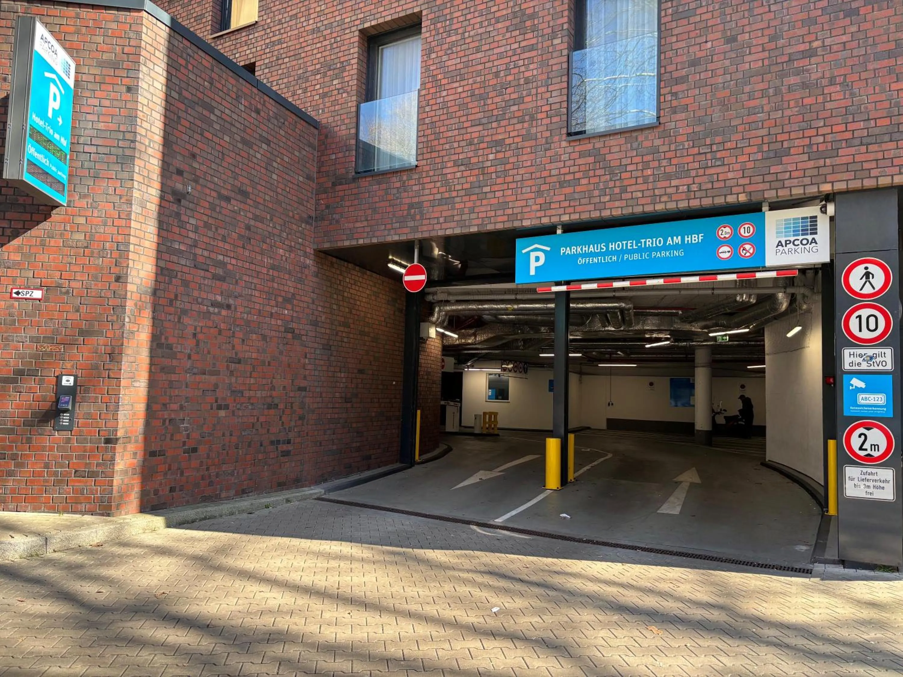 Parking in Hampton by Hilton Düsseldorf City Centre