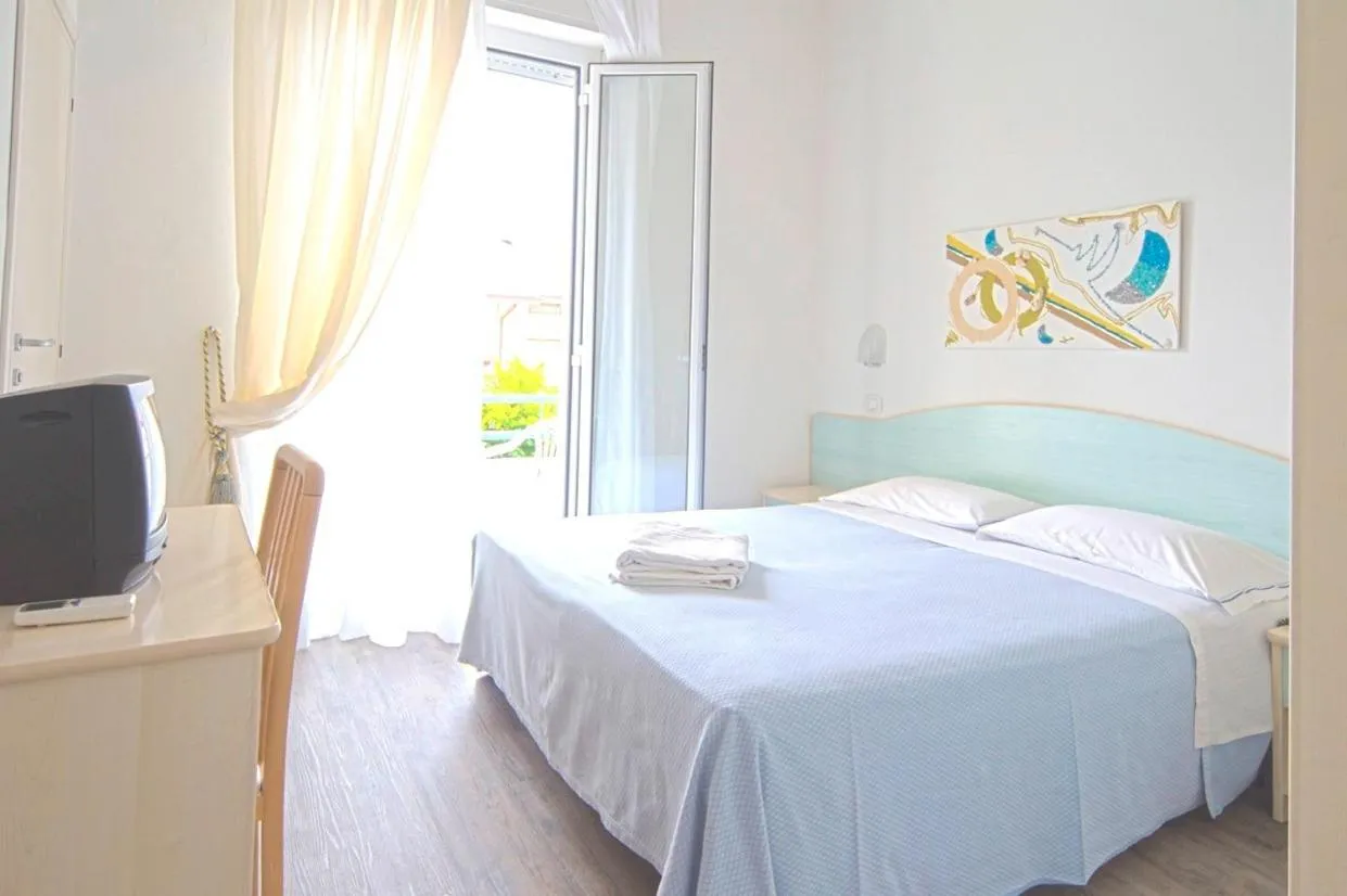 Photo of the whole room, Bed in Hotel Vienna