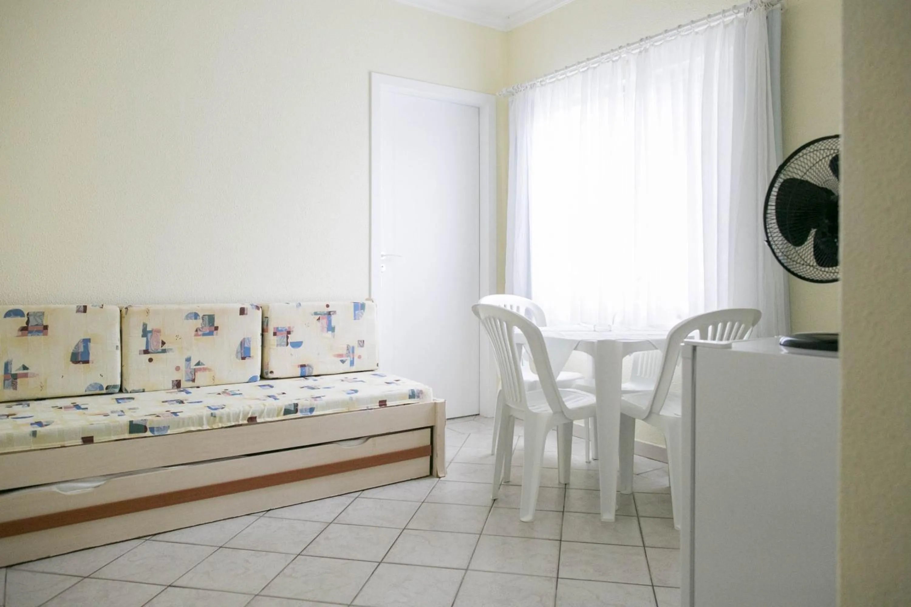 Living room, Bed in Bombinhas Praia Apart Hotel - Unidade rua Corrupião