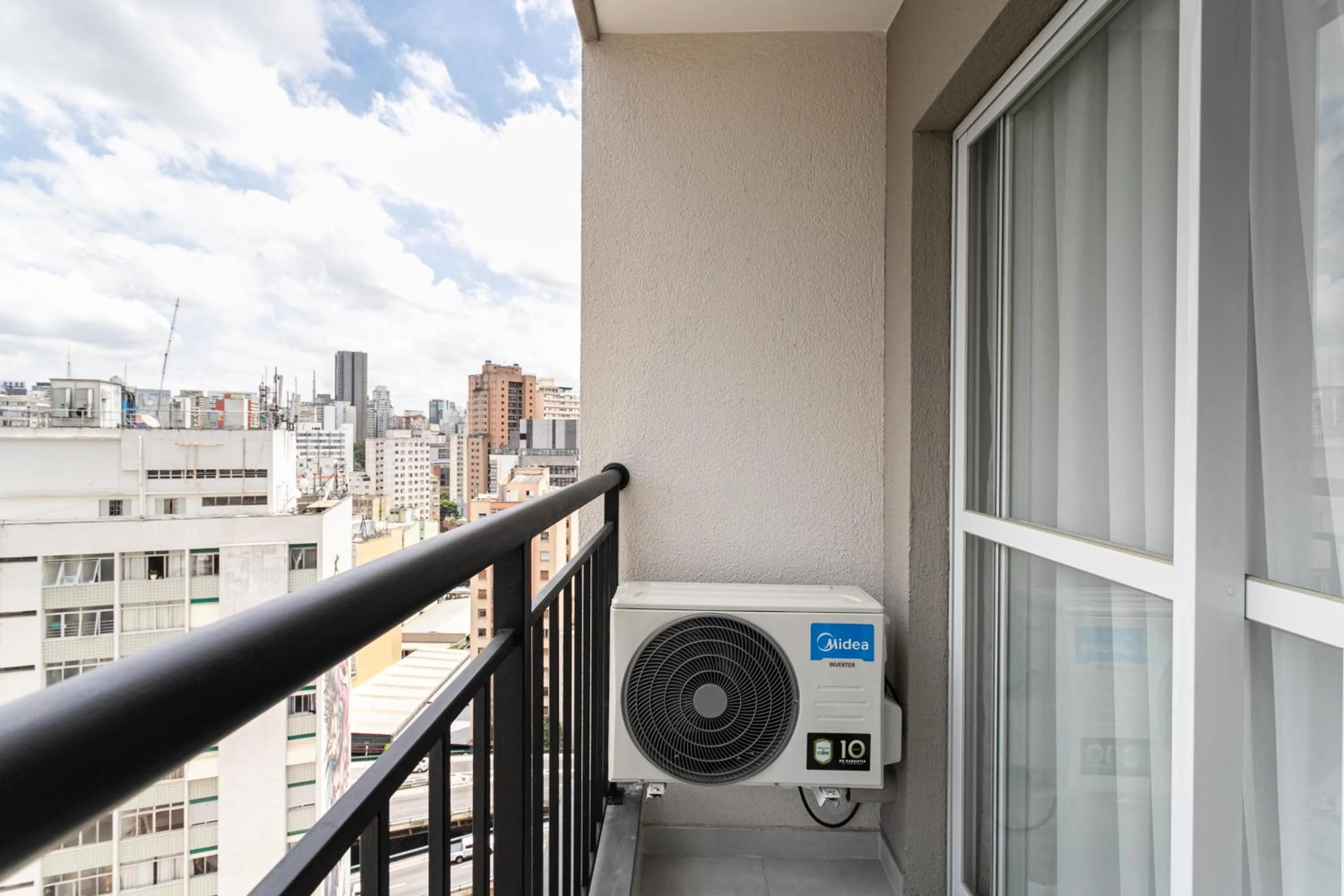 Day in Smart Charlie Consolação