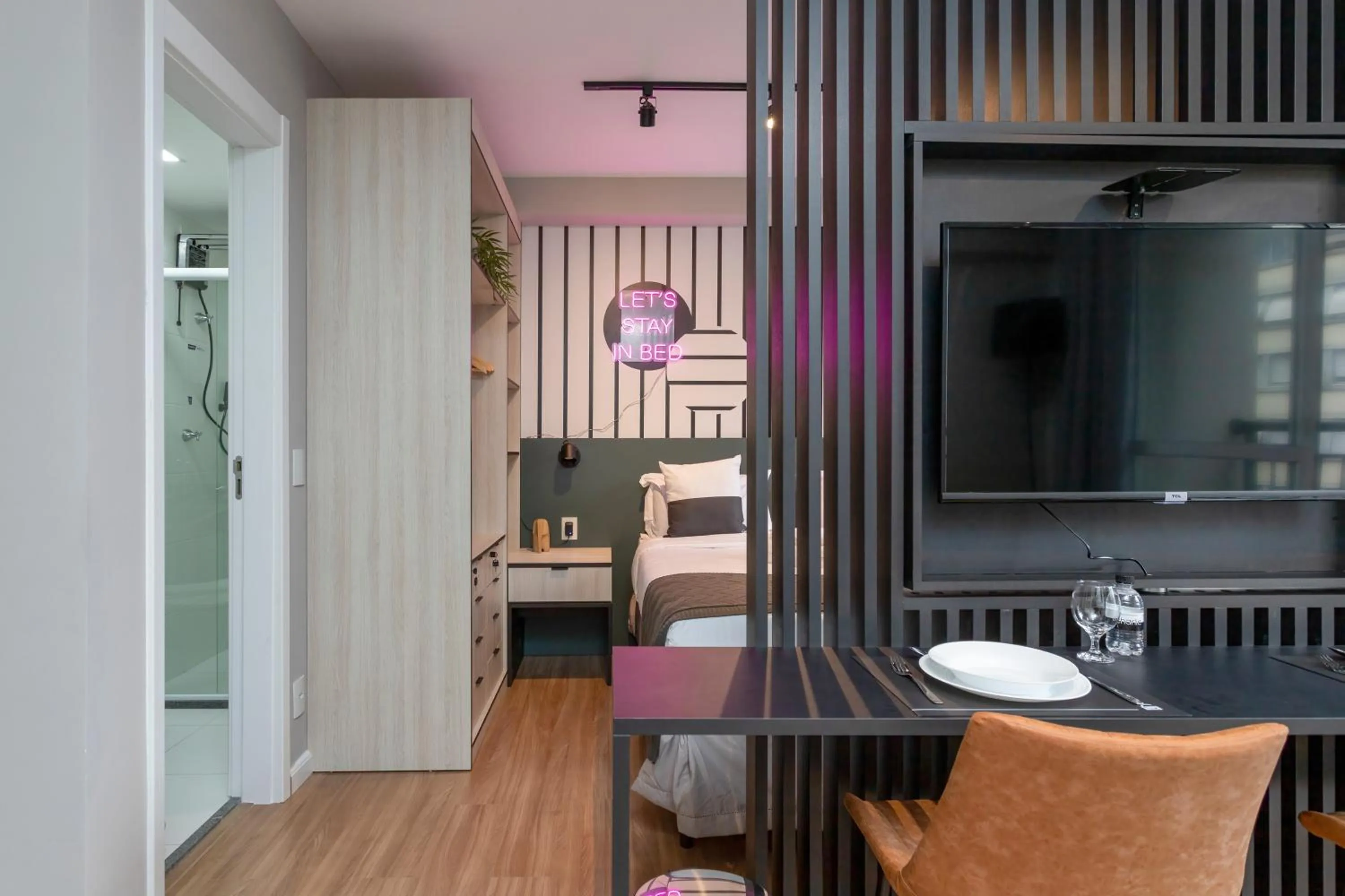 Day in Smart Charlie Consolação