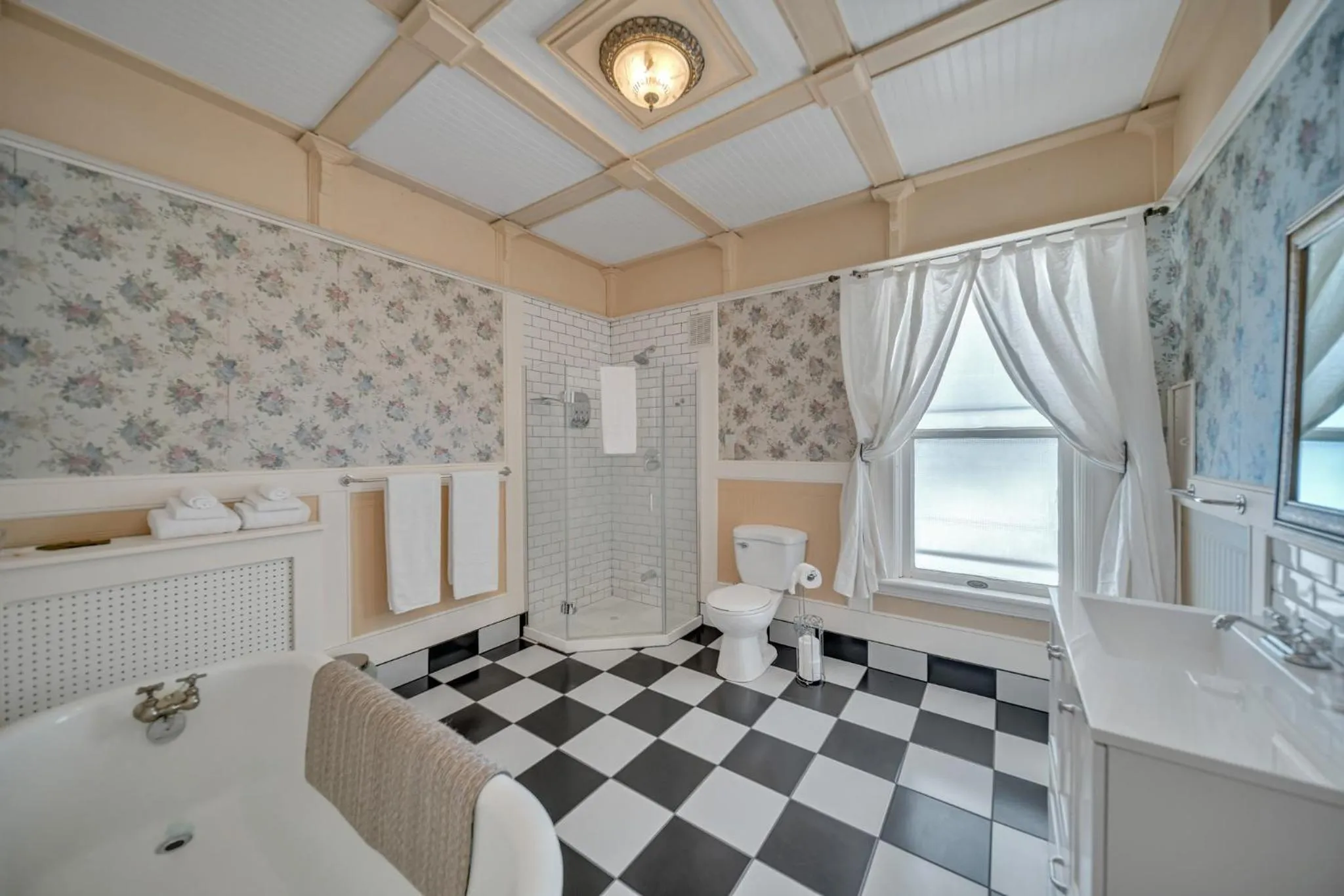 Marmora and Lake Inn and Victorian Diner