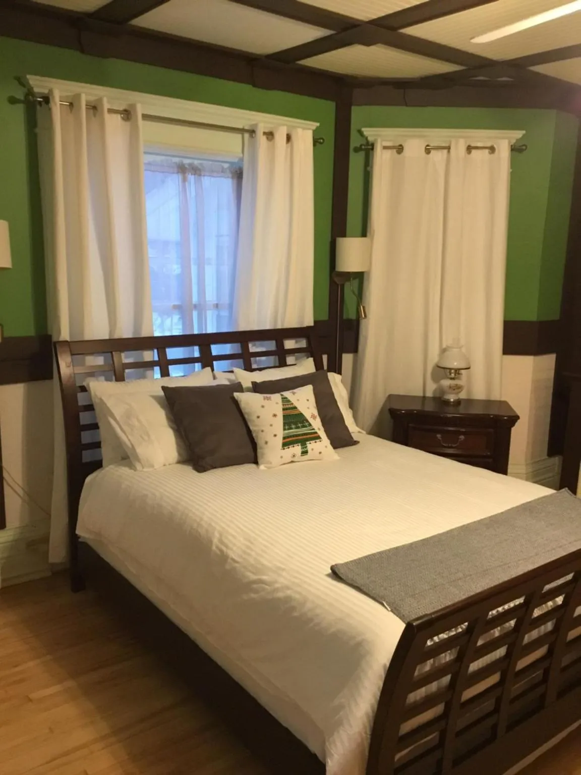 Bed in Marmora and Lake Inn and Victorian Diner