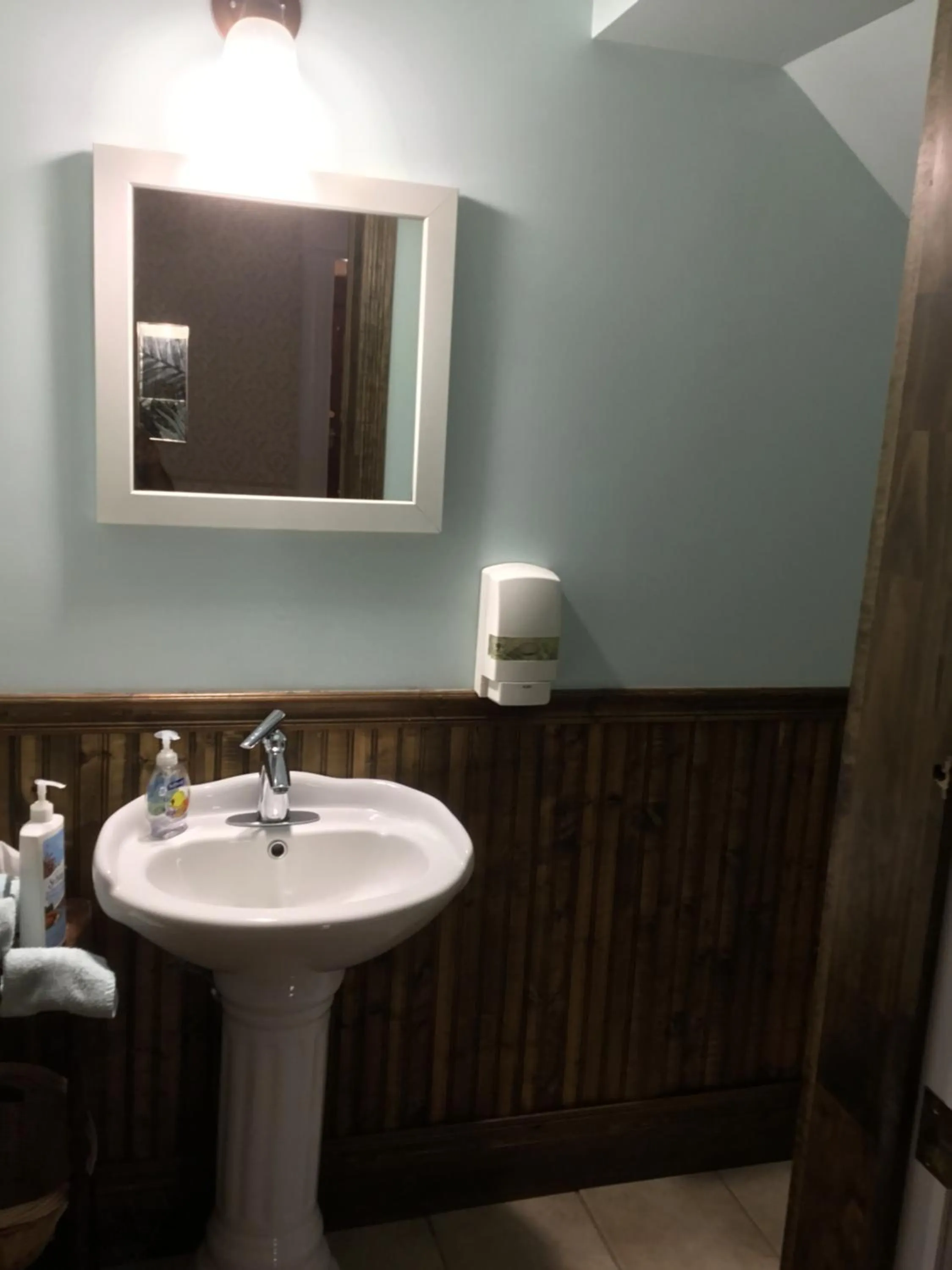 Bathroom in Marmora and Lake Inn and Victorian Diner