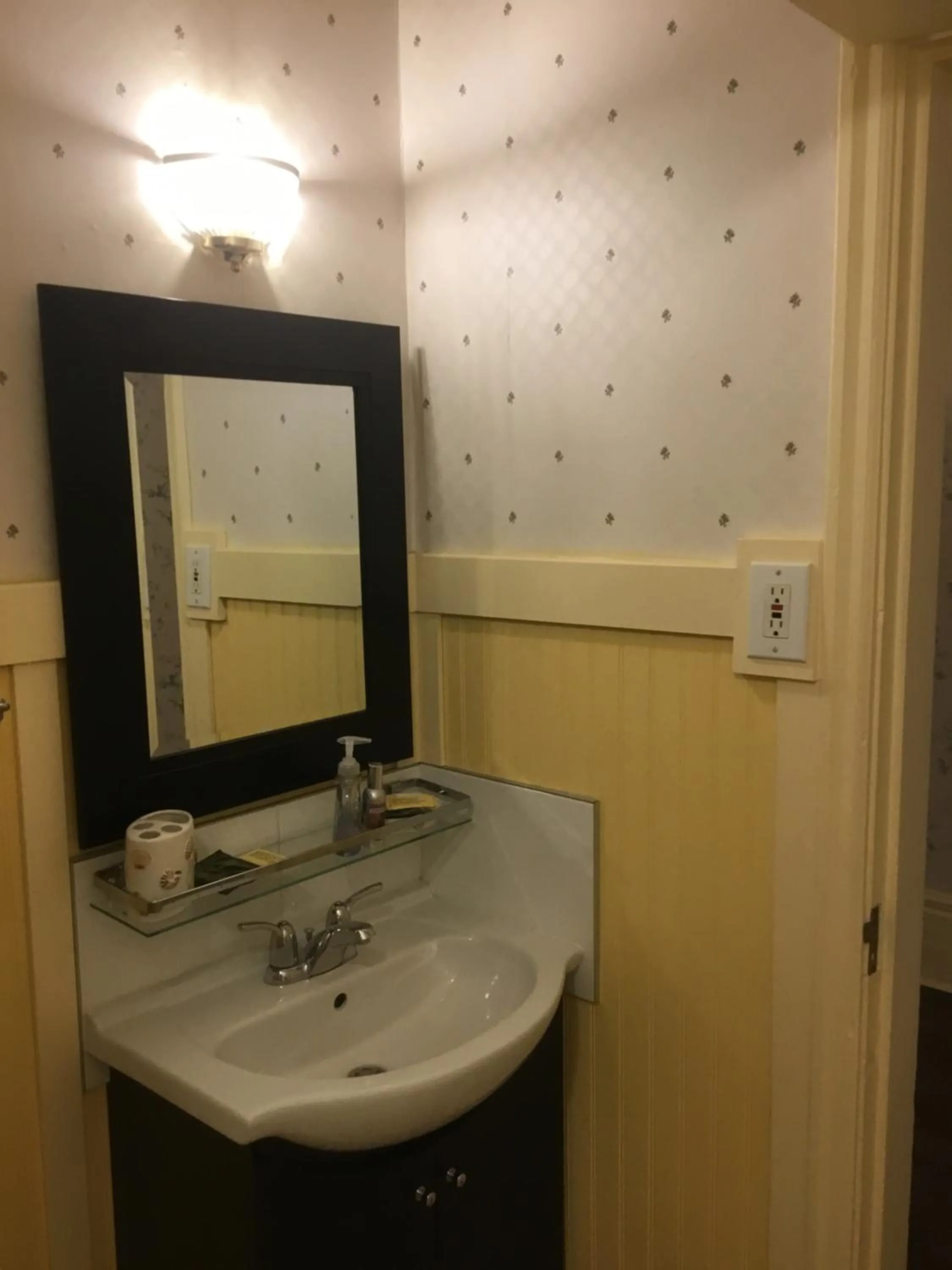 Bathroom in Marmora and Lake Inn and Victorian Diner