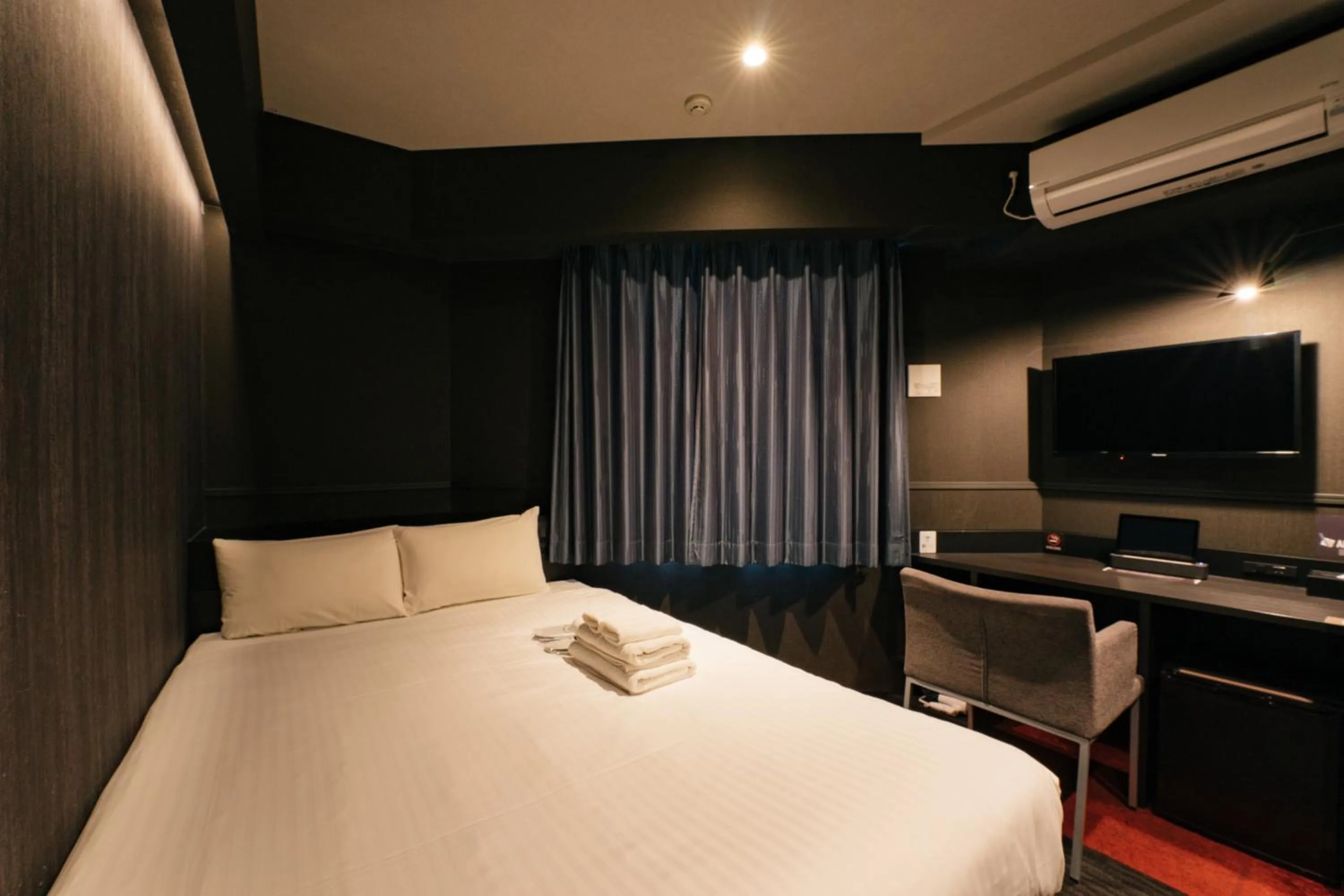 Bedroom, Bed in mizuka Business Canal City Hakatamae