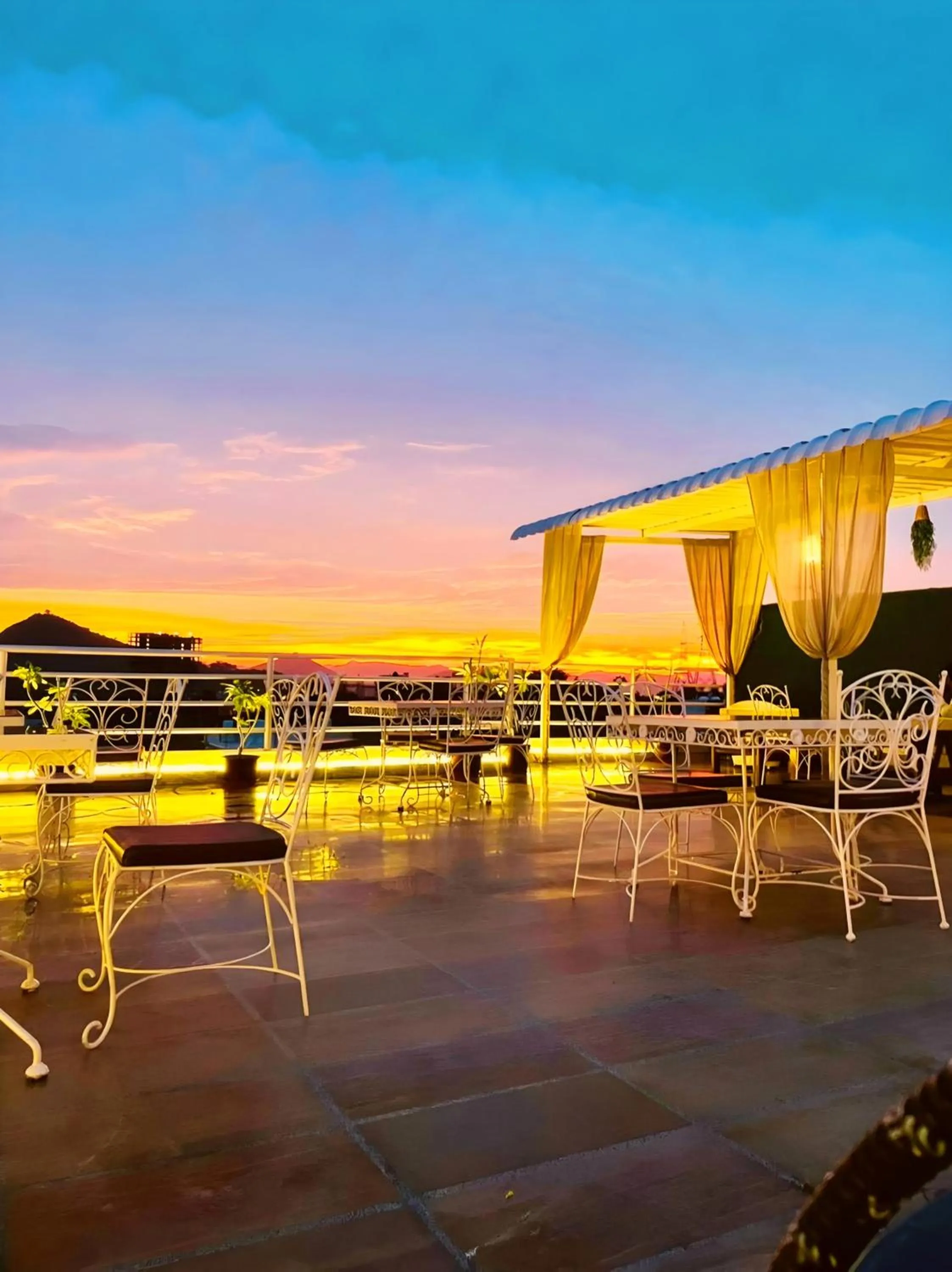 Restaurant/places to eat in HOTEL THE CELEBRATION BY AMOD Best Hotel & Rooftop