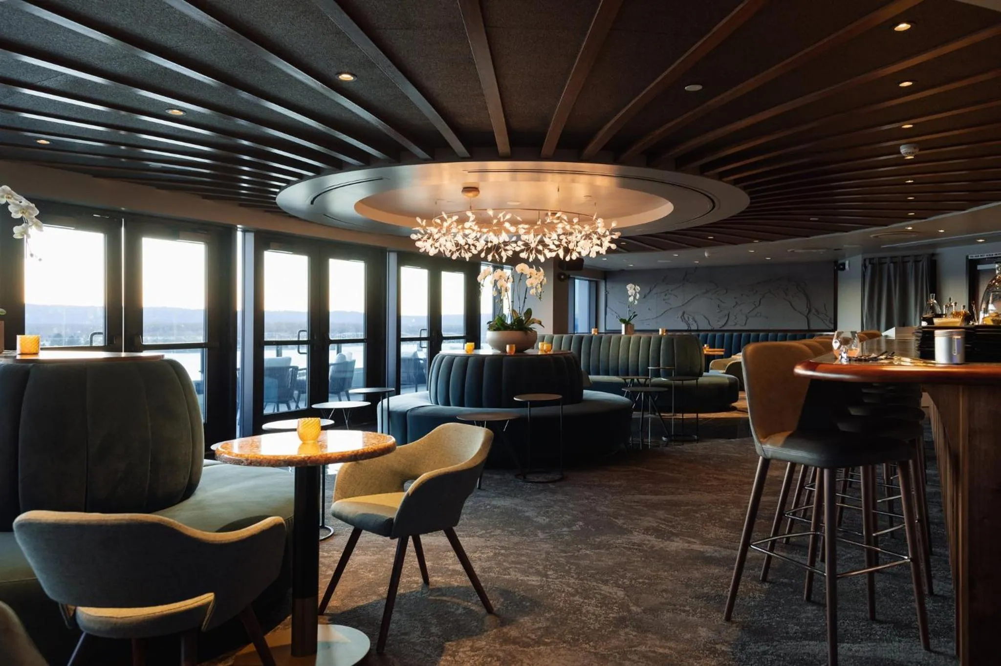 Lounge or bar in Hotel Indigo Vancouver Dwtn - Portland Area by IHG