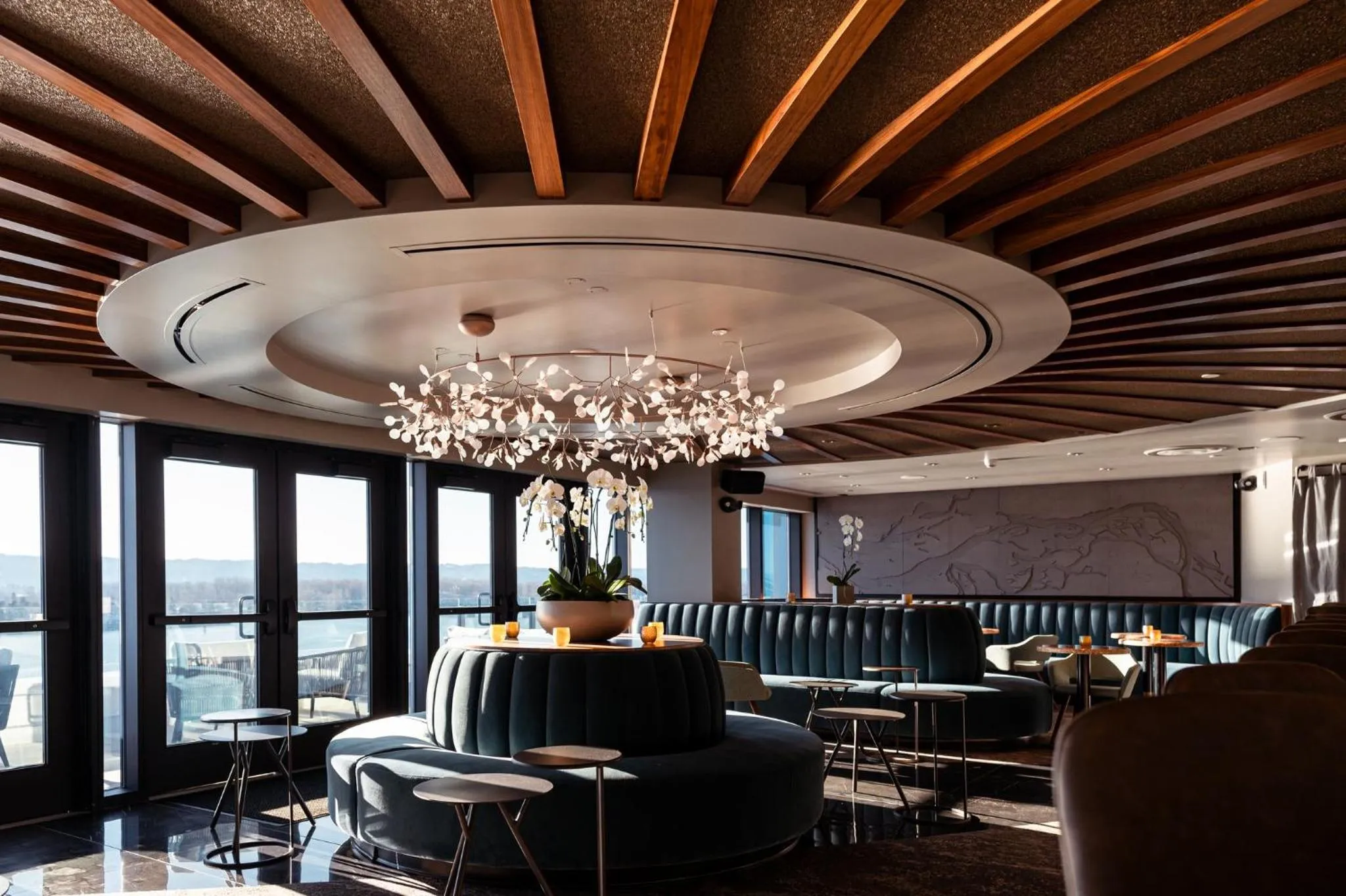 Lounge or bar in Hotel Indigo Vancouver Dwtn - Portland Area by IHG