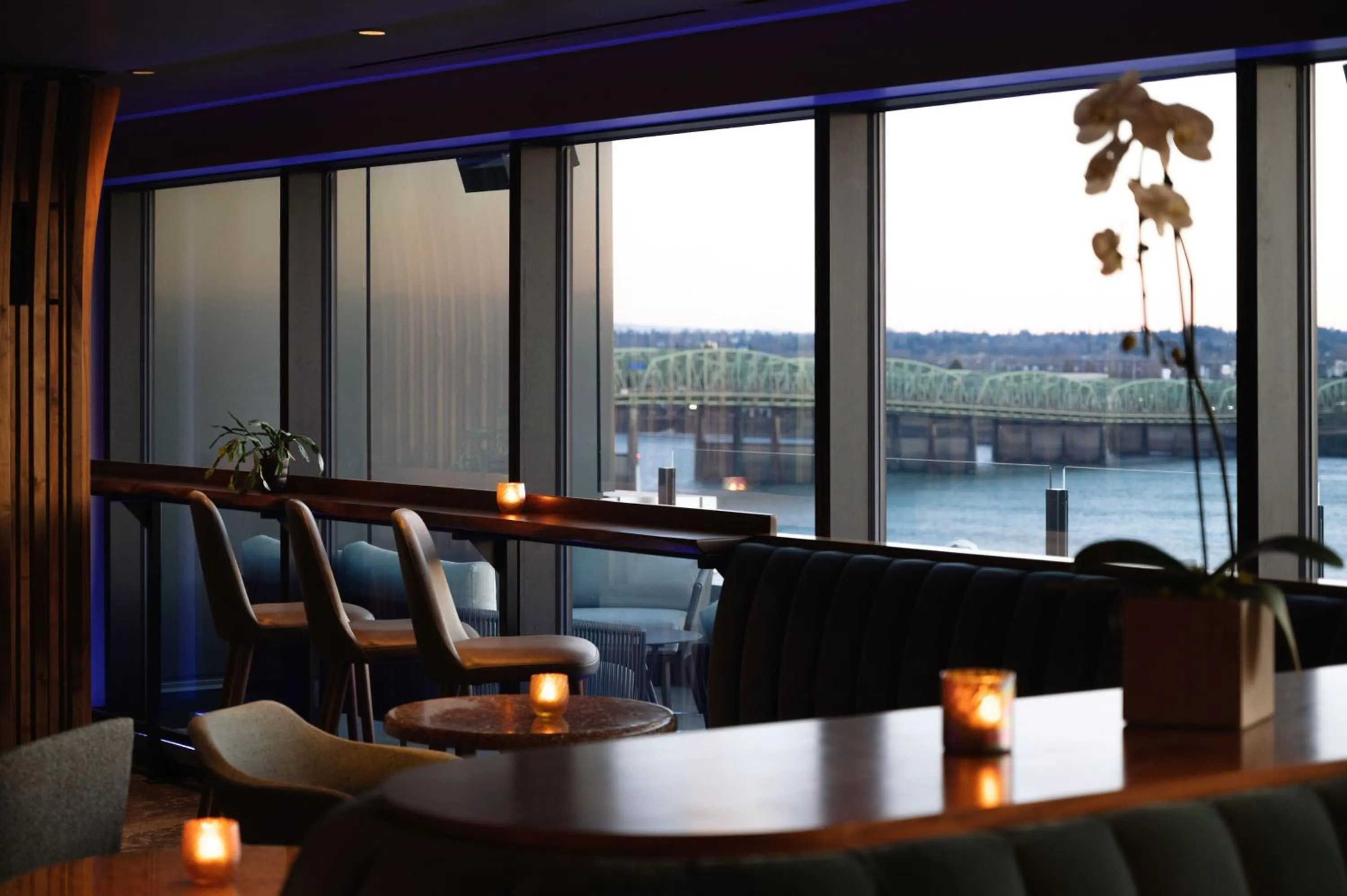 Lounge or bar in Hotel Indigo Vancouver Dwtn - Portland Area by IHG