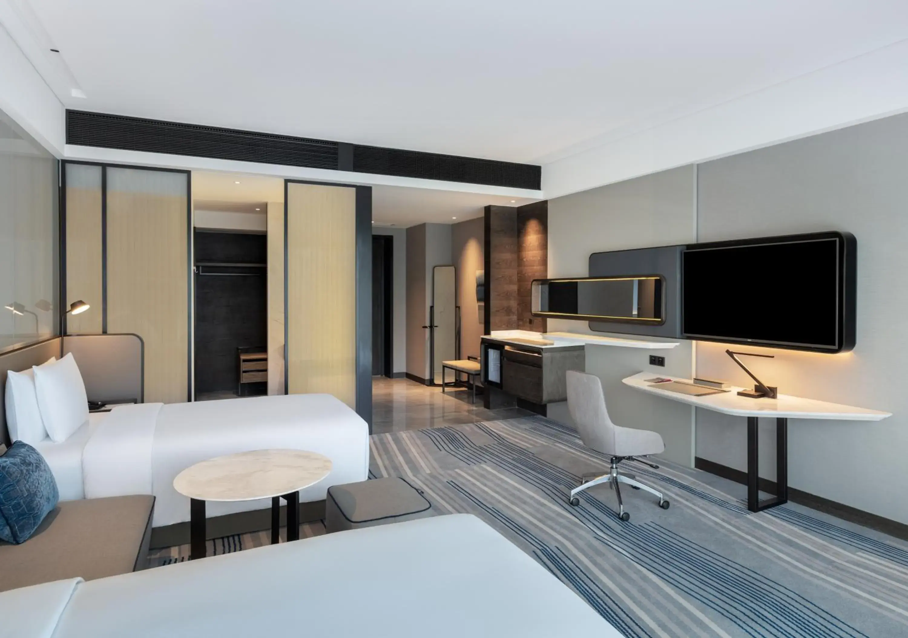 Standard Twin Room with Lounge Access in Crowne Plaza Xiamen Jimei Seaview by IHG-Free Mini Bar Standard Twin Room with Lounge Access in Crowne Plaza Xiamen Jimei Seaview by IHG-Free Mini Bar