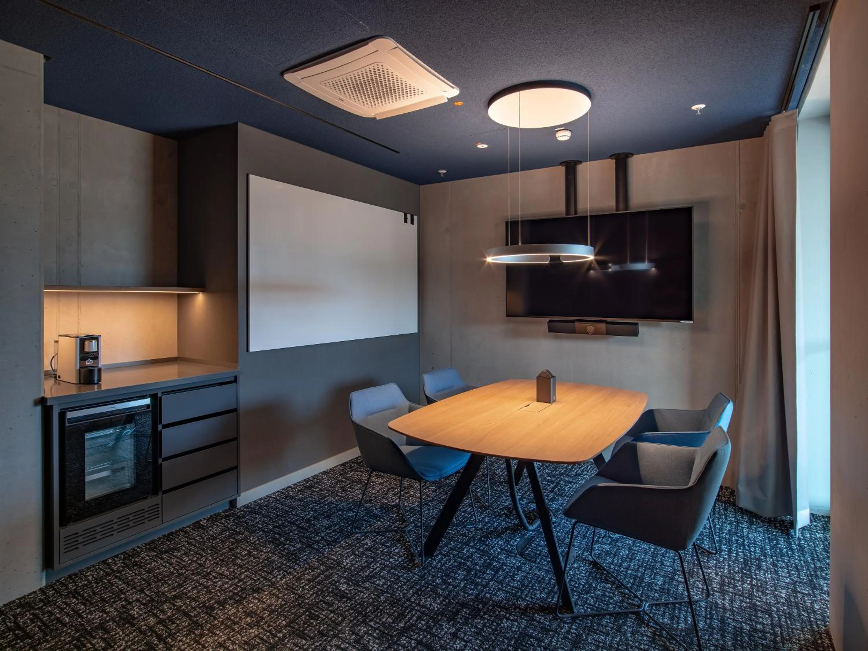 TV and multimedia in b'mine Hotel Frankfurt Airport