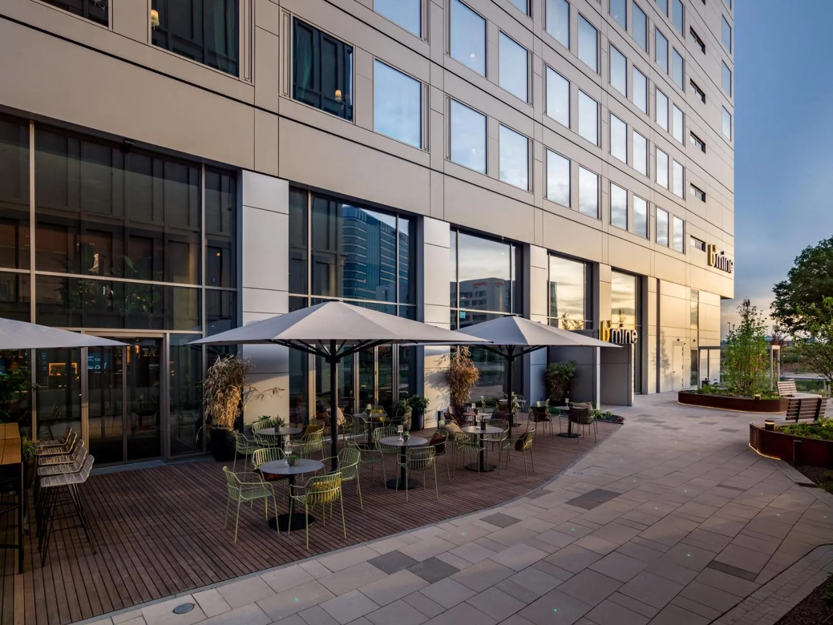 Patio in b'mine Hotel Frankfurt Airport