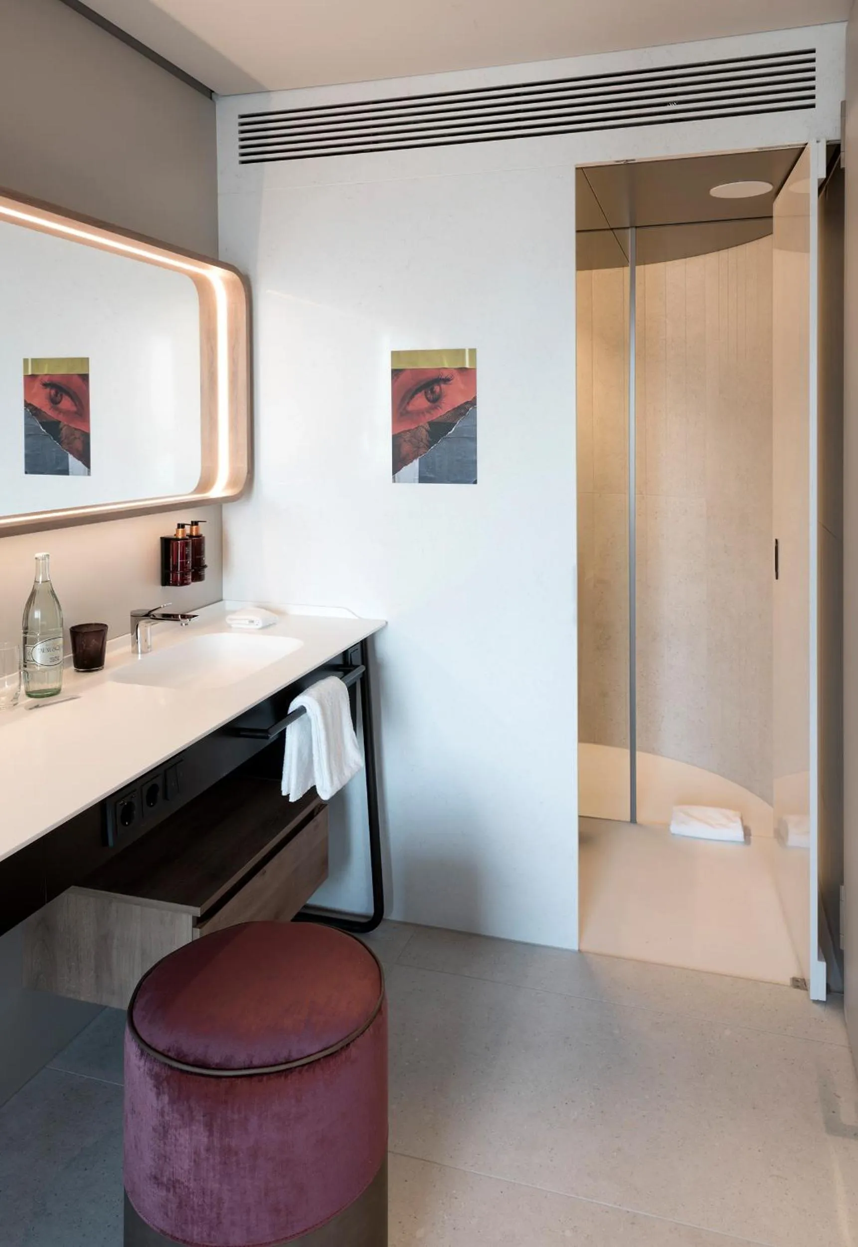 Bathroom in b'mine Hotel Frankfurt Airport