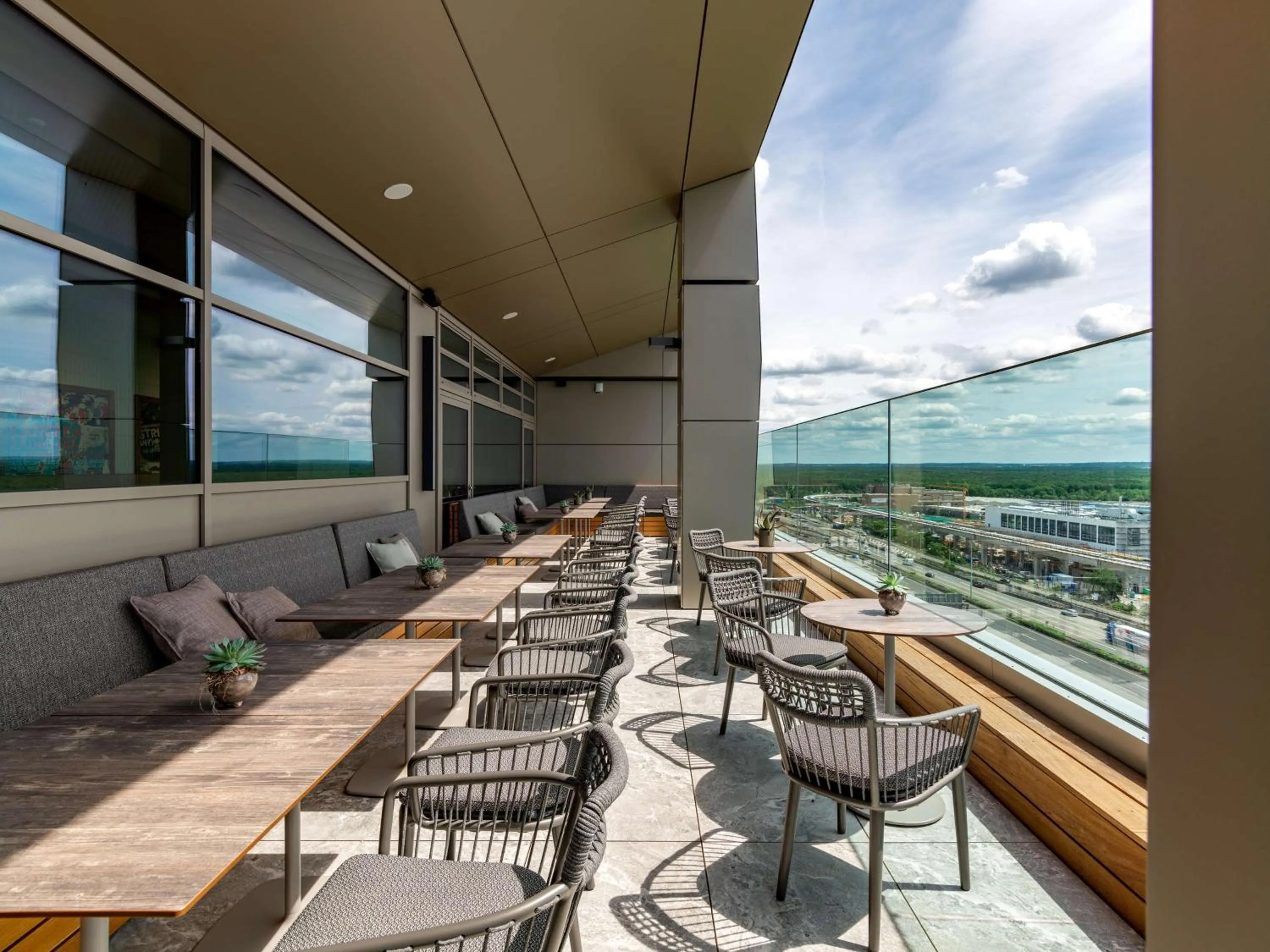 Food and drinks in b'mine Hotel Frankfurt Airport