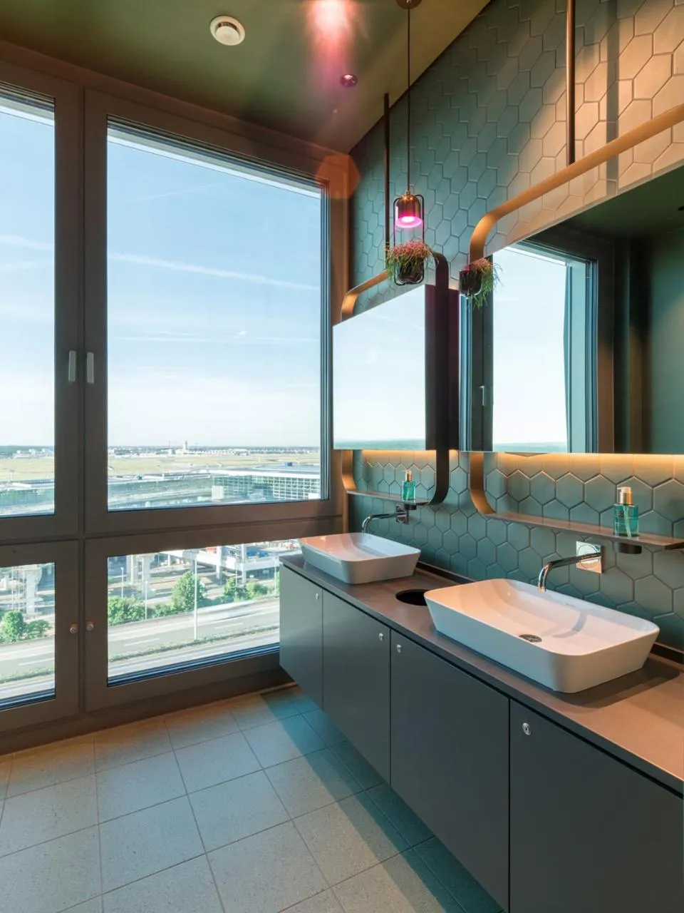 Toilet in b'mine Hotel Frankfurt Airport