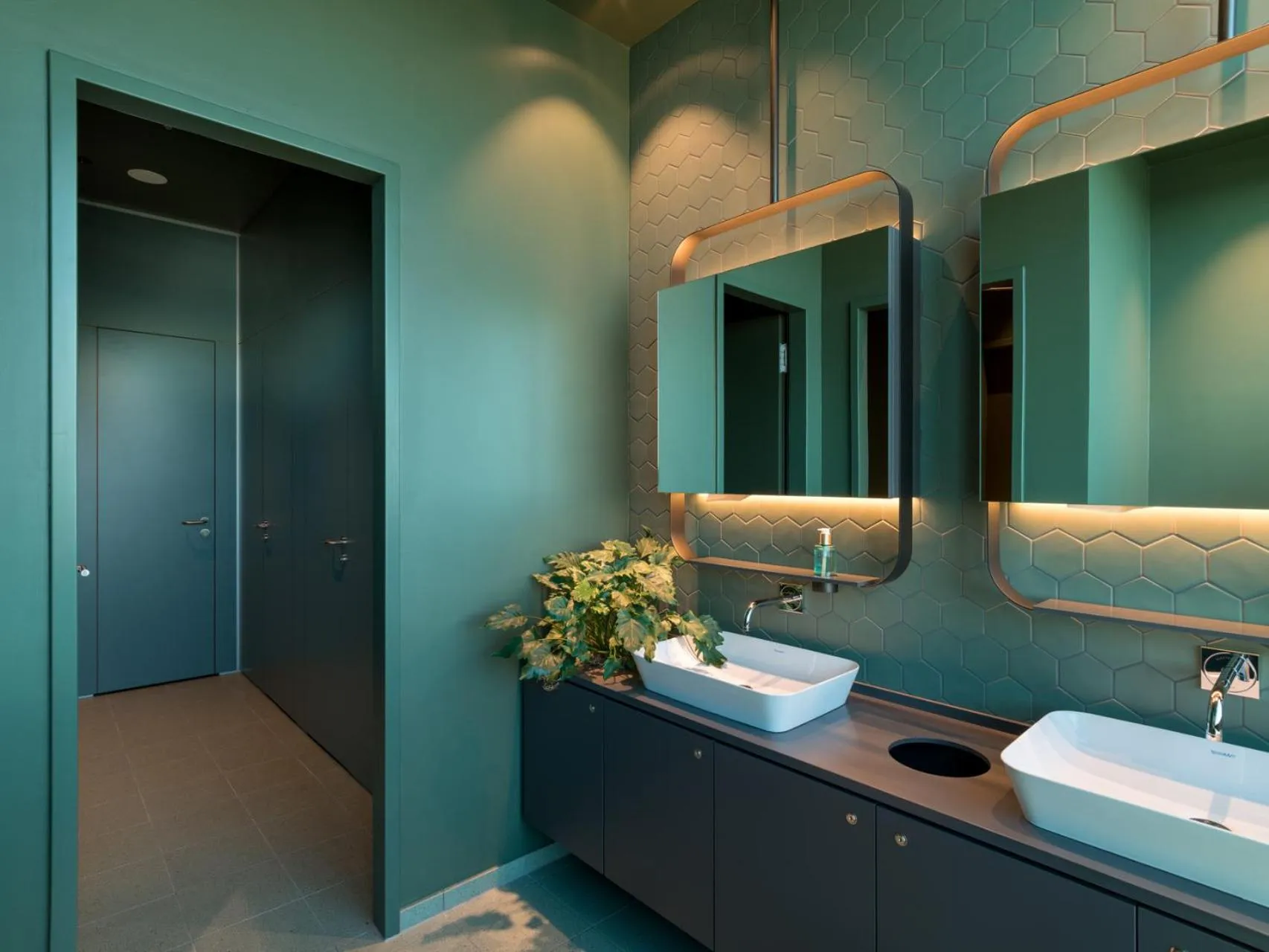 Toilet in b'mine Hotel Frankfurt Airport