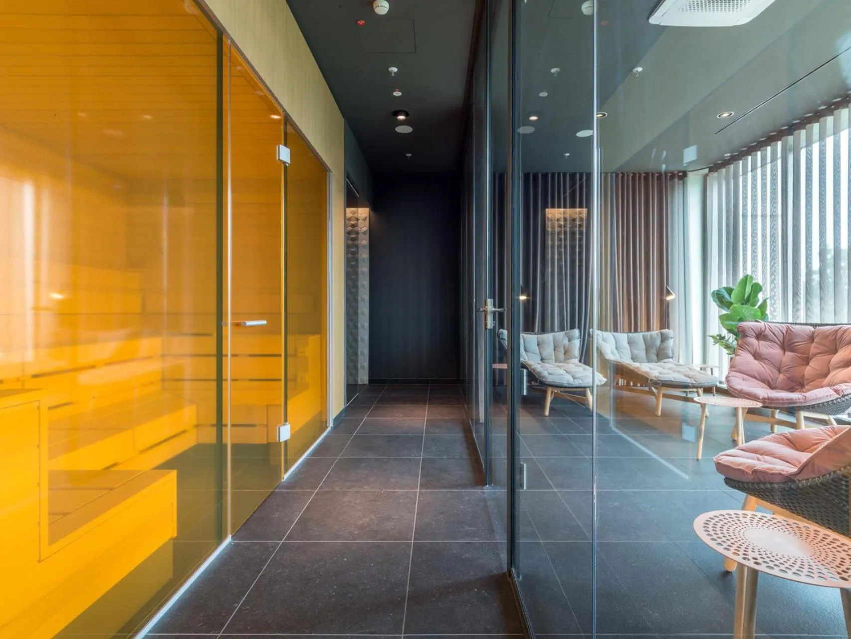 Shower in b'mine Hotel Frankfurt Airport