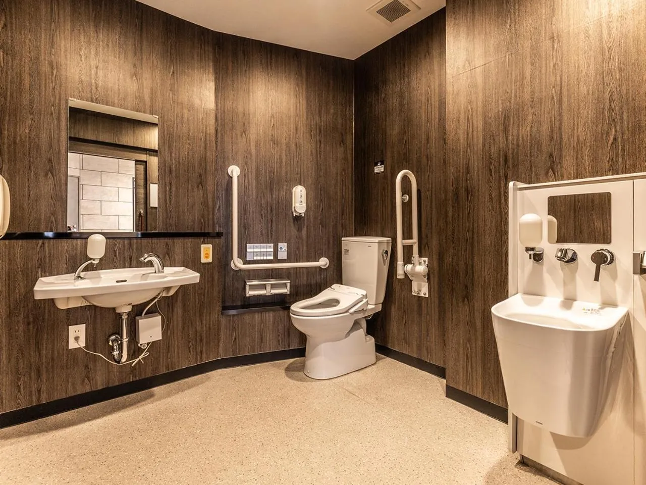 Toilet in APA Hotel Nambaminami Daikokucho Ekimae