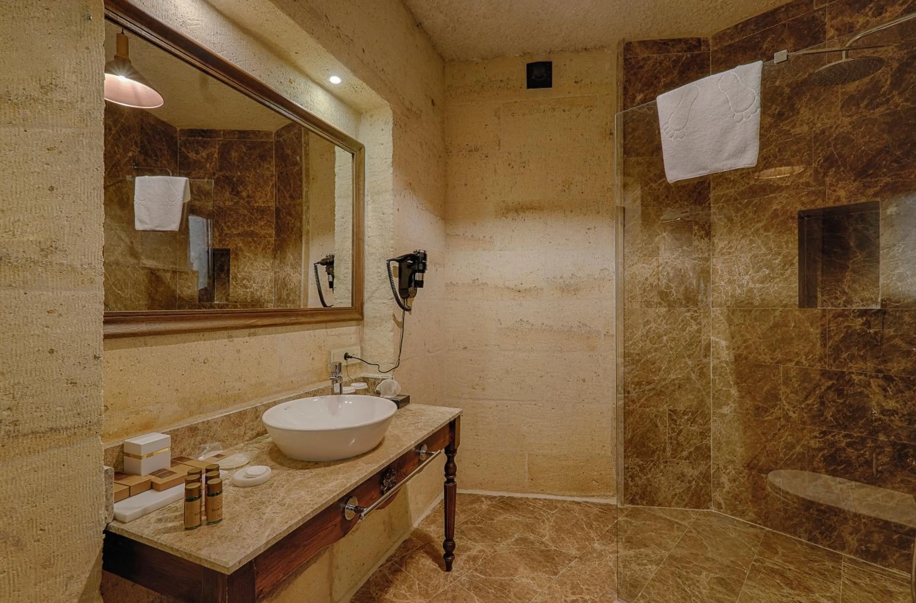 Shower in Solem Cave Suites