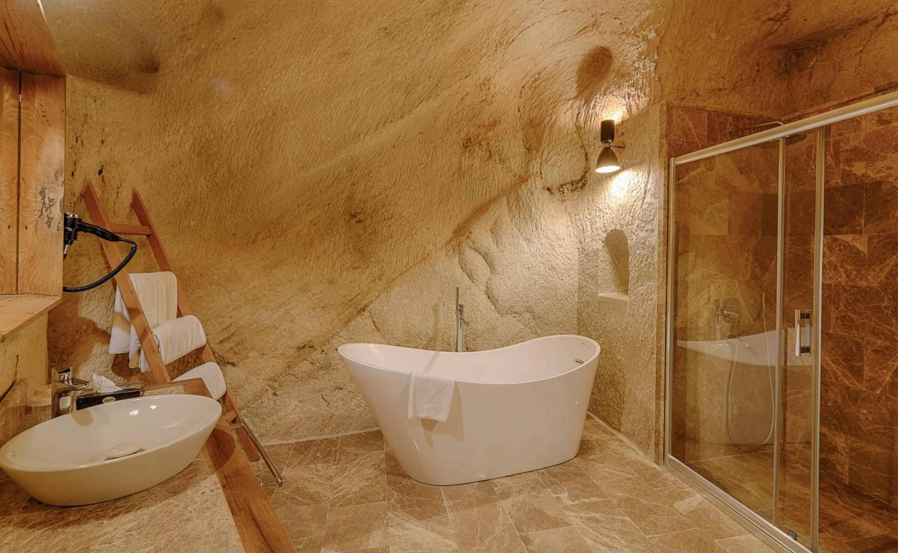 Bath in Solem Cave Suites