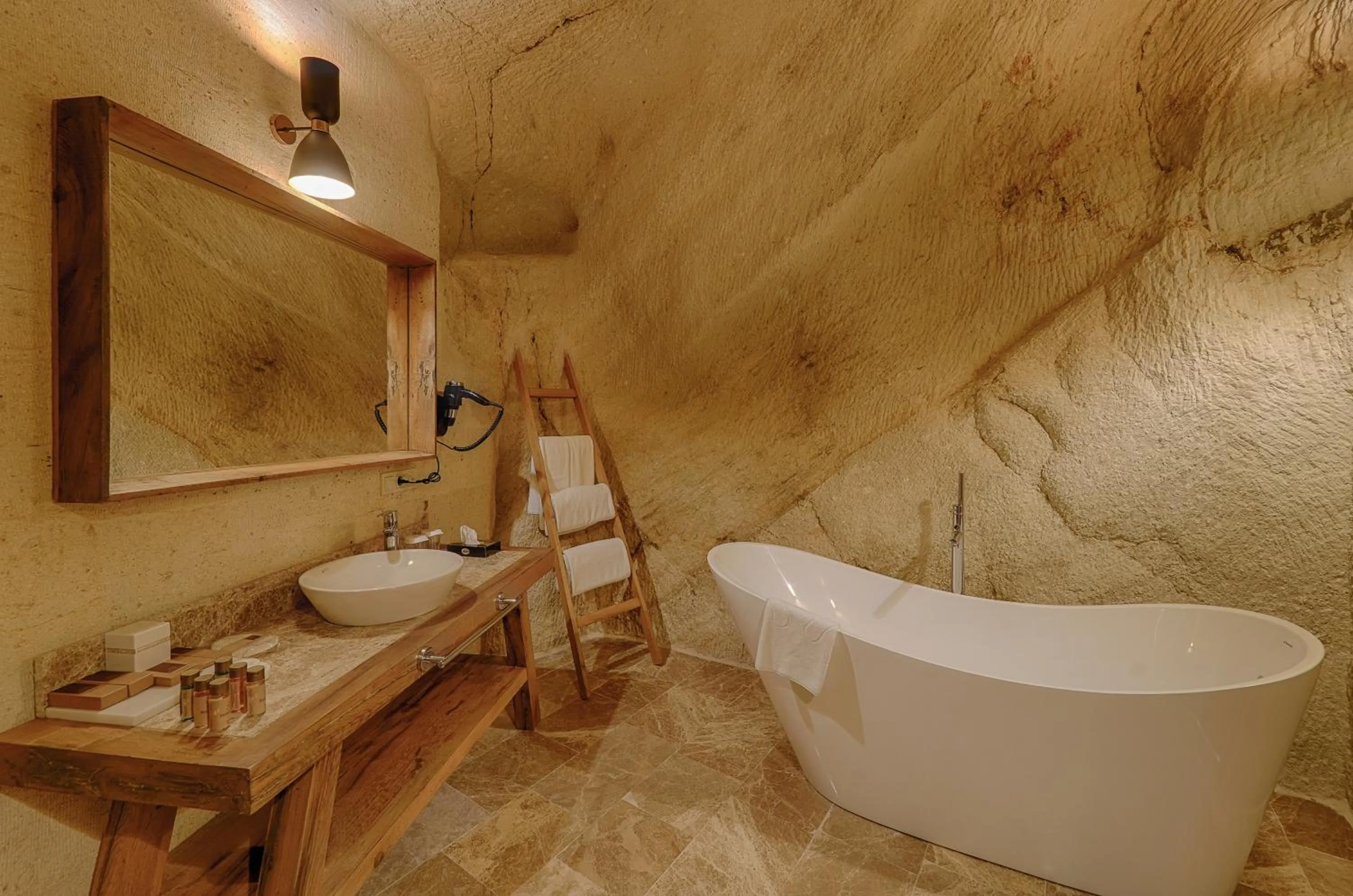 Hot Tub in Solem Cave Suites