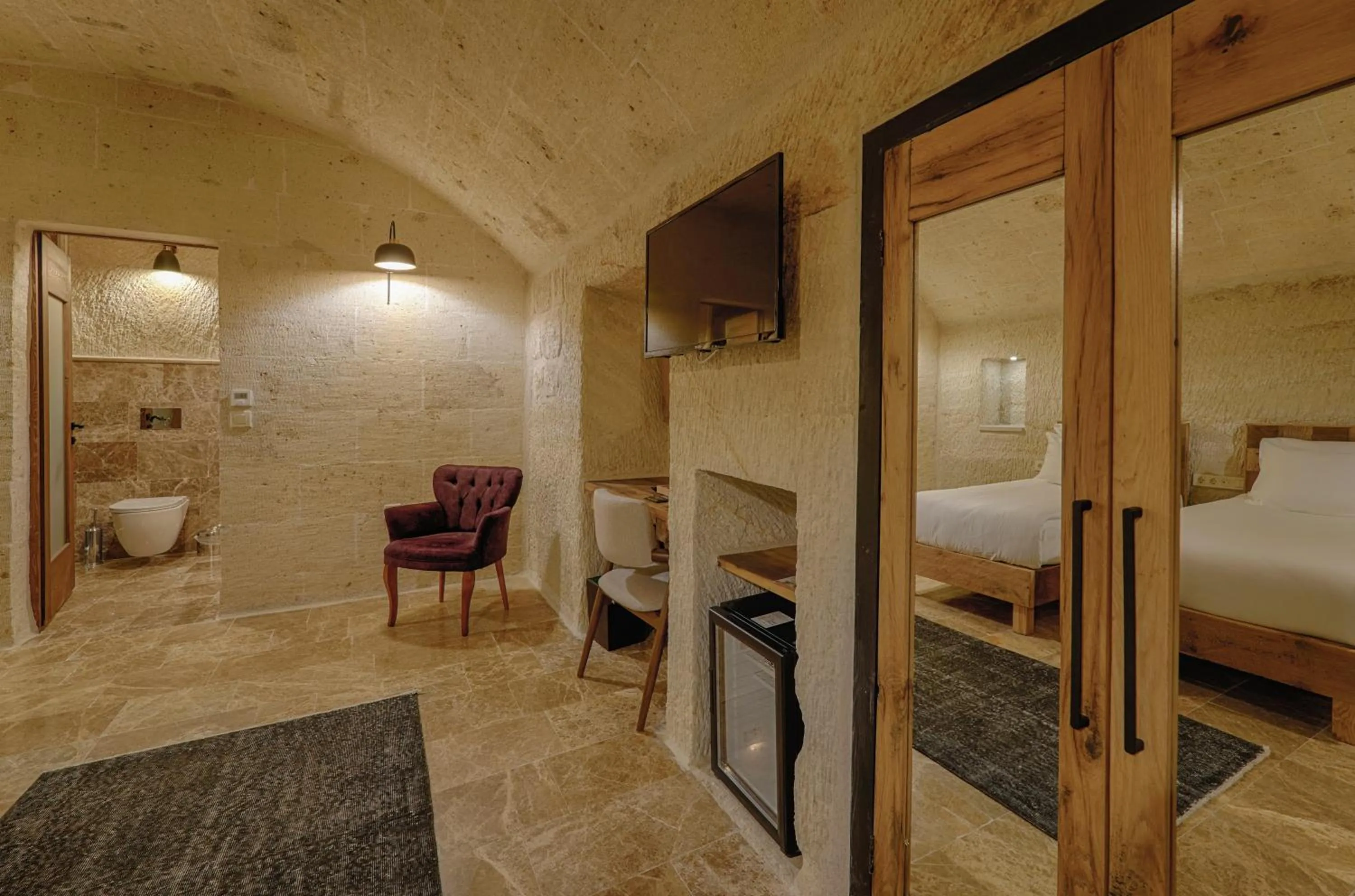 Toilet, Bed in Solem Cave Suites