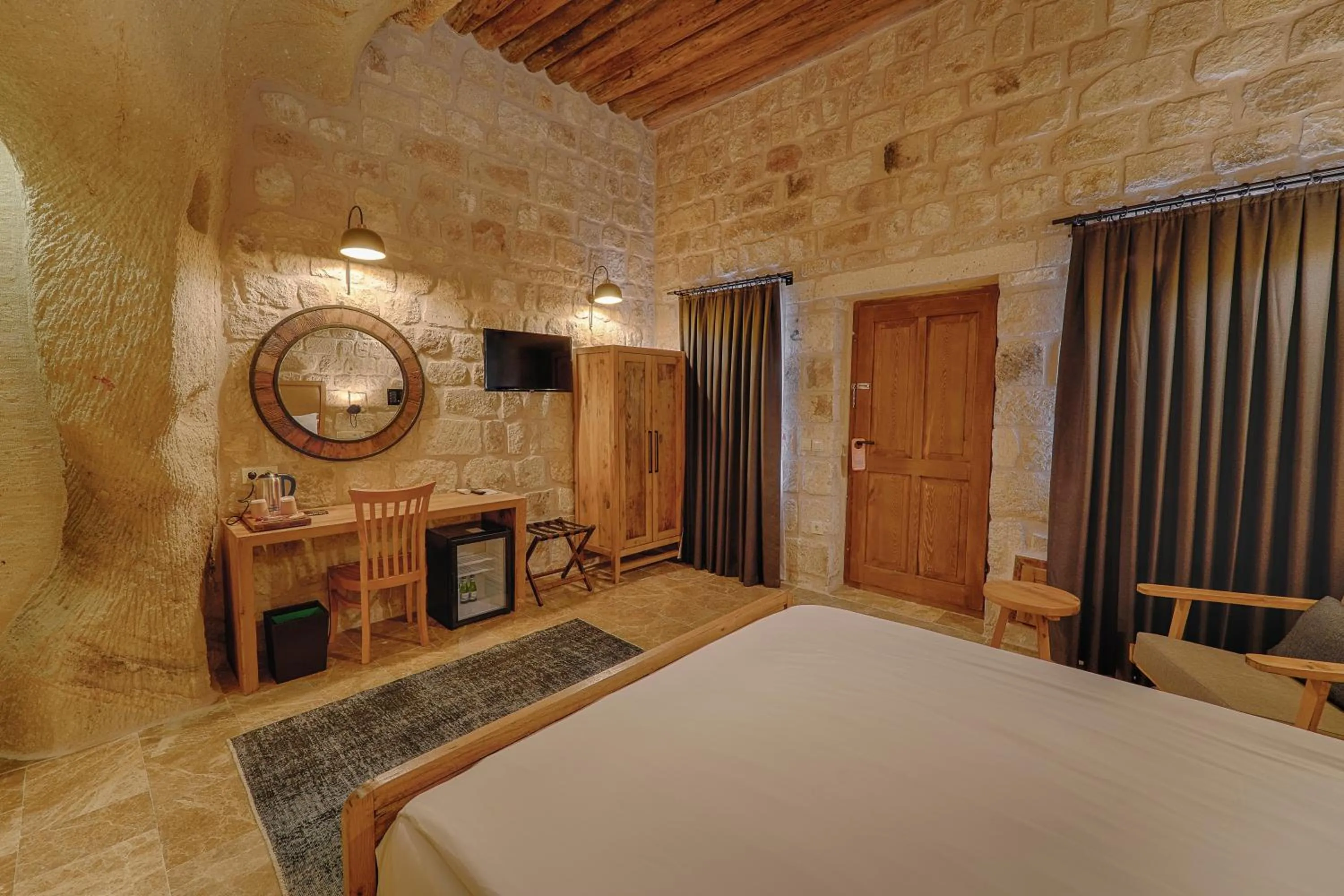 Photo of the whole room, Bed in Solem Cave Suites