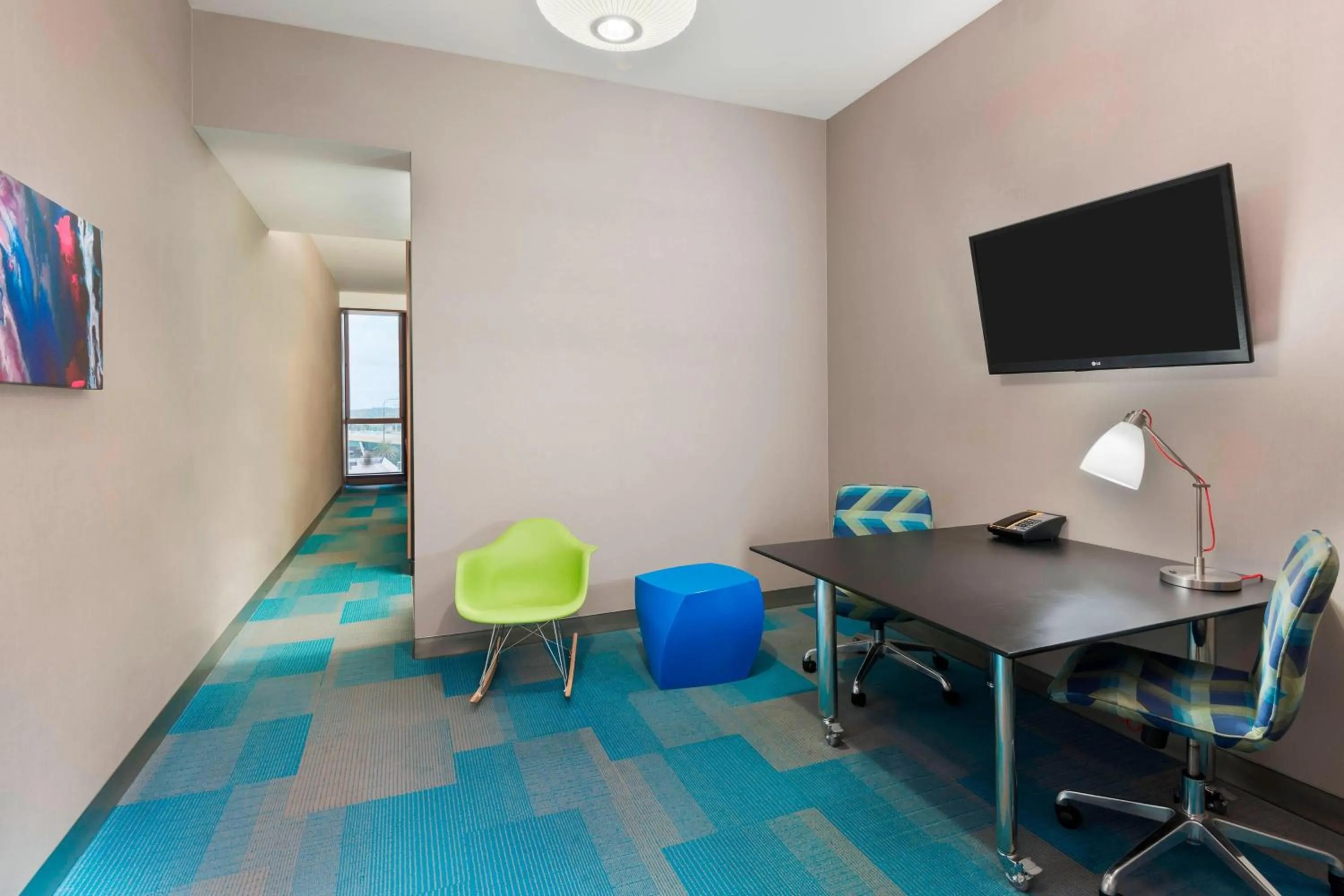 Photo of the whole room in Aloft Orlando Downtown