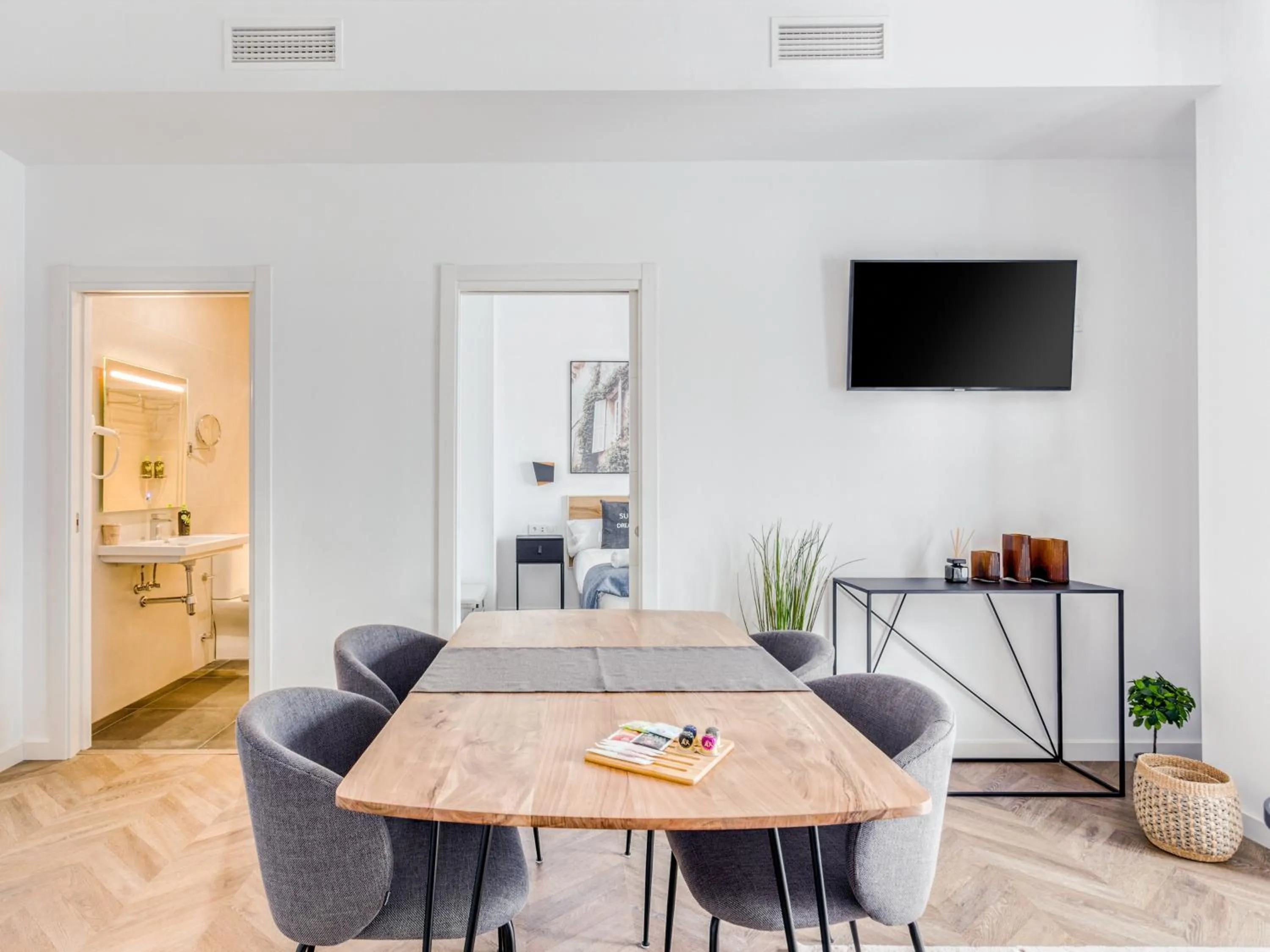 Living room in Limehome Málaga Calle Ancha del Carmen - Digital Access