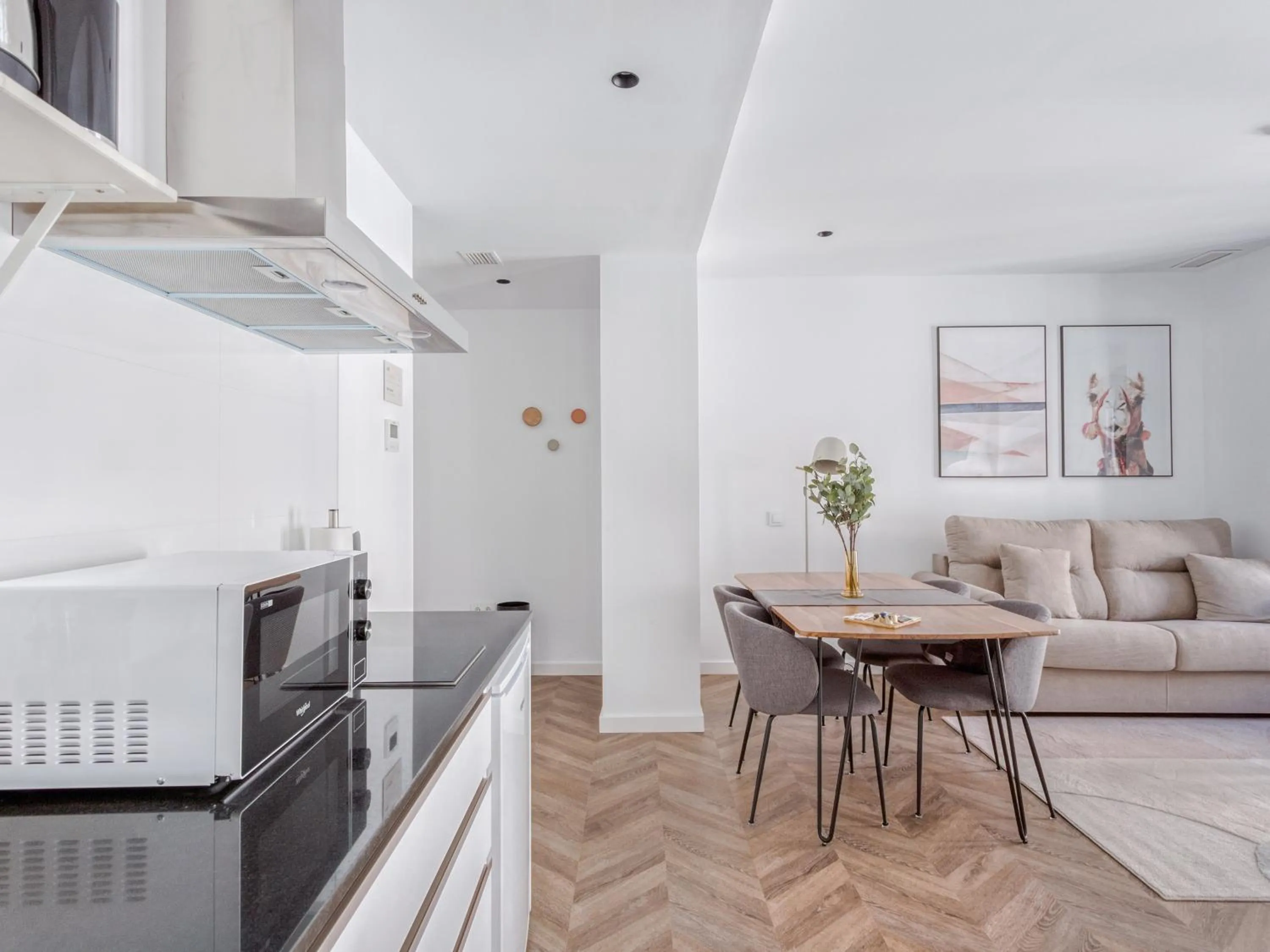 Kitchen or kitchenette in Limehome Málaga Calle Ancha del Carmen - Digital Access