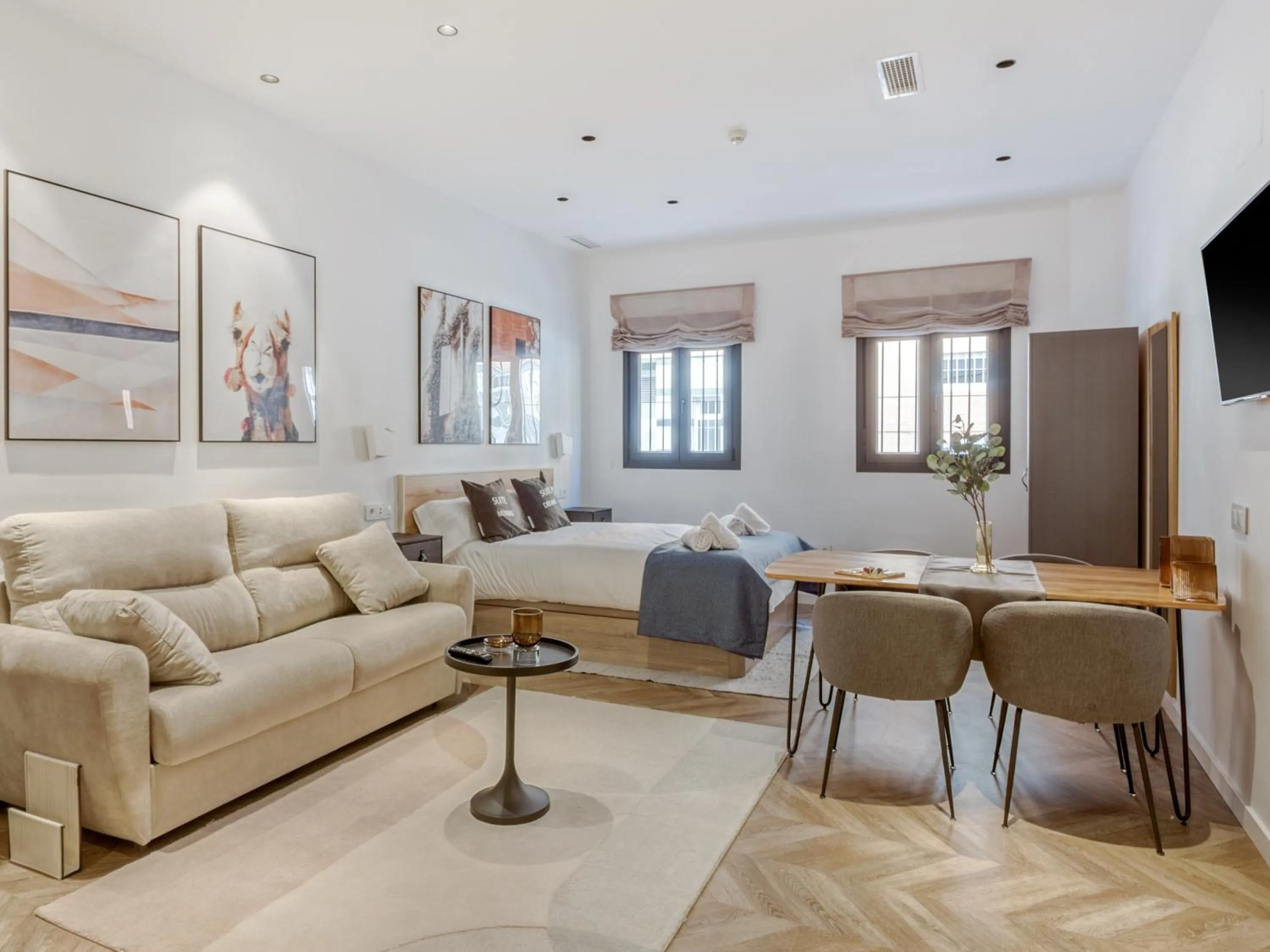 Photo of the whole room in Limehome Málaga Calle Ancha del Carmen - Digital Access