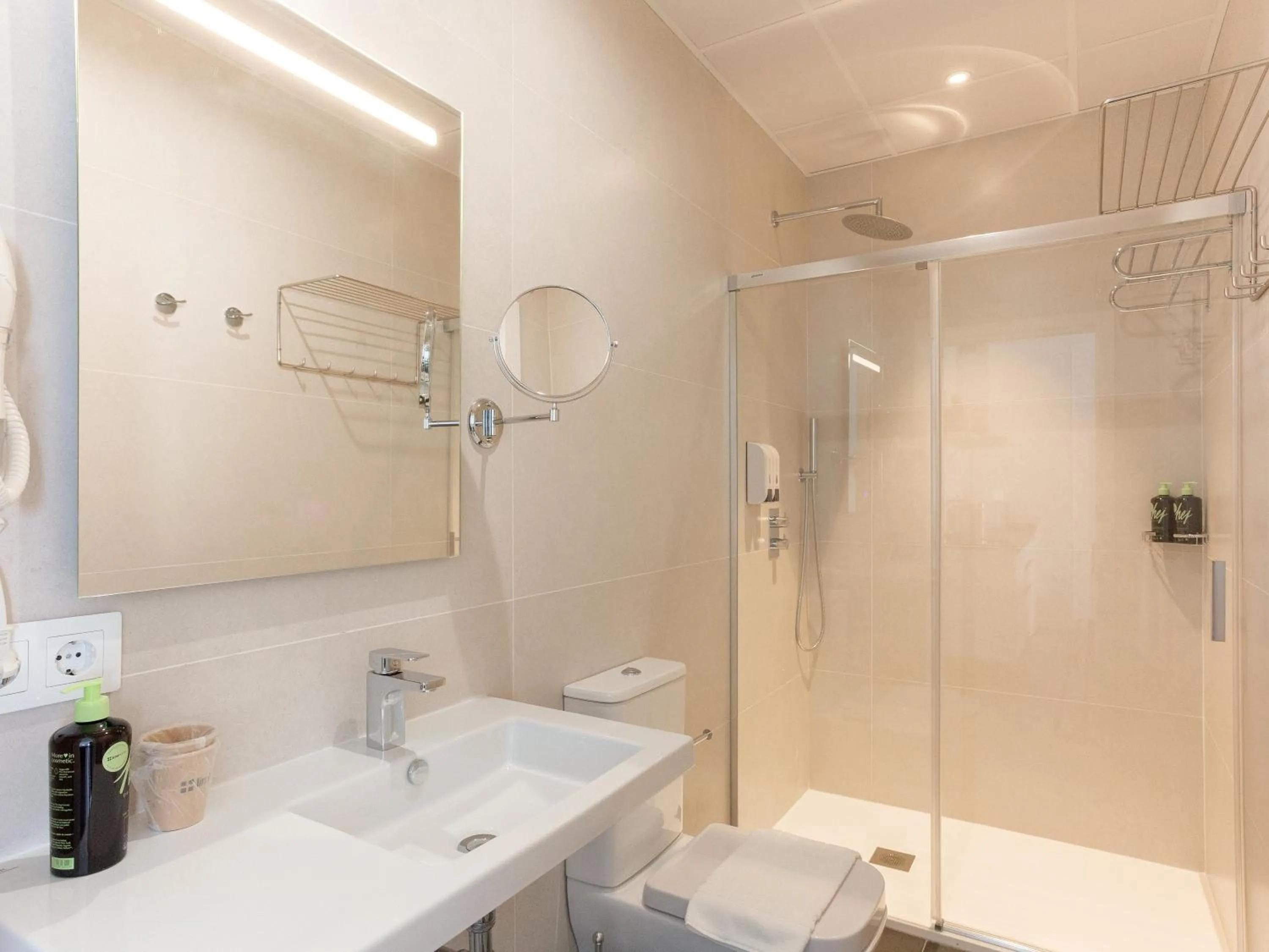 Shower in Limehome Málaga Calle Ancha del Carmen - Digital Access