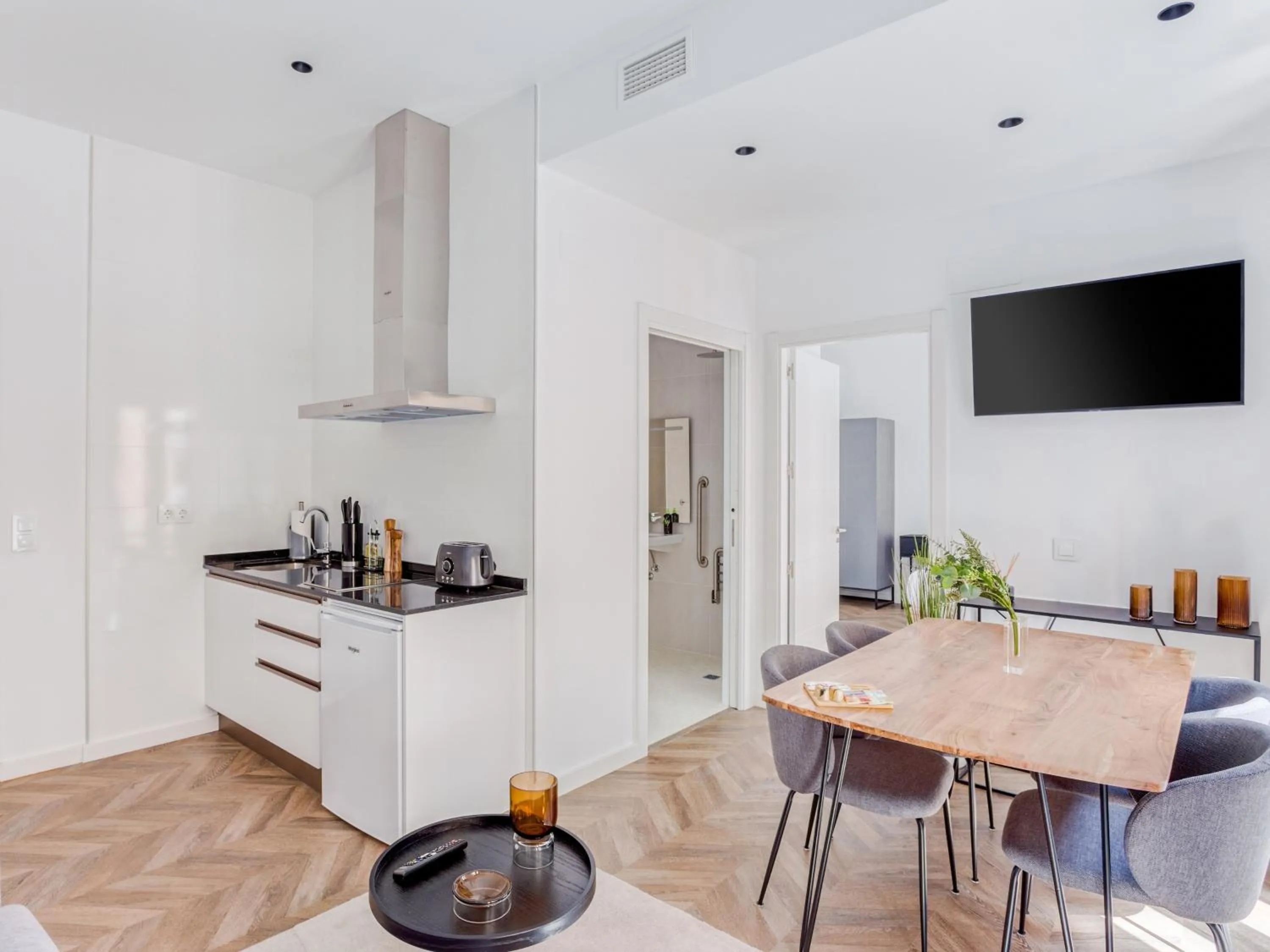 Kitchen or kitchenette in Limehome Málaga Calle Ancha del Carmen - Digital Access