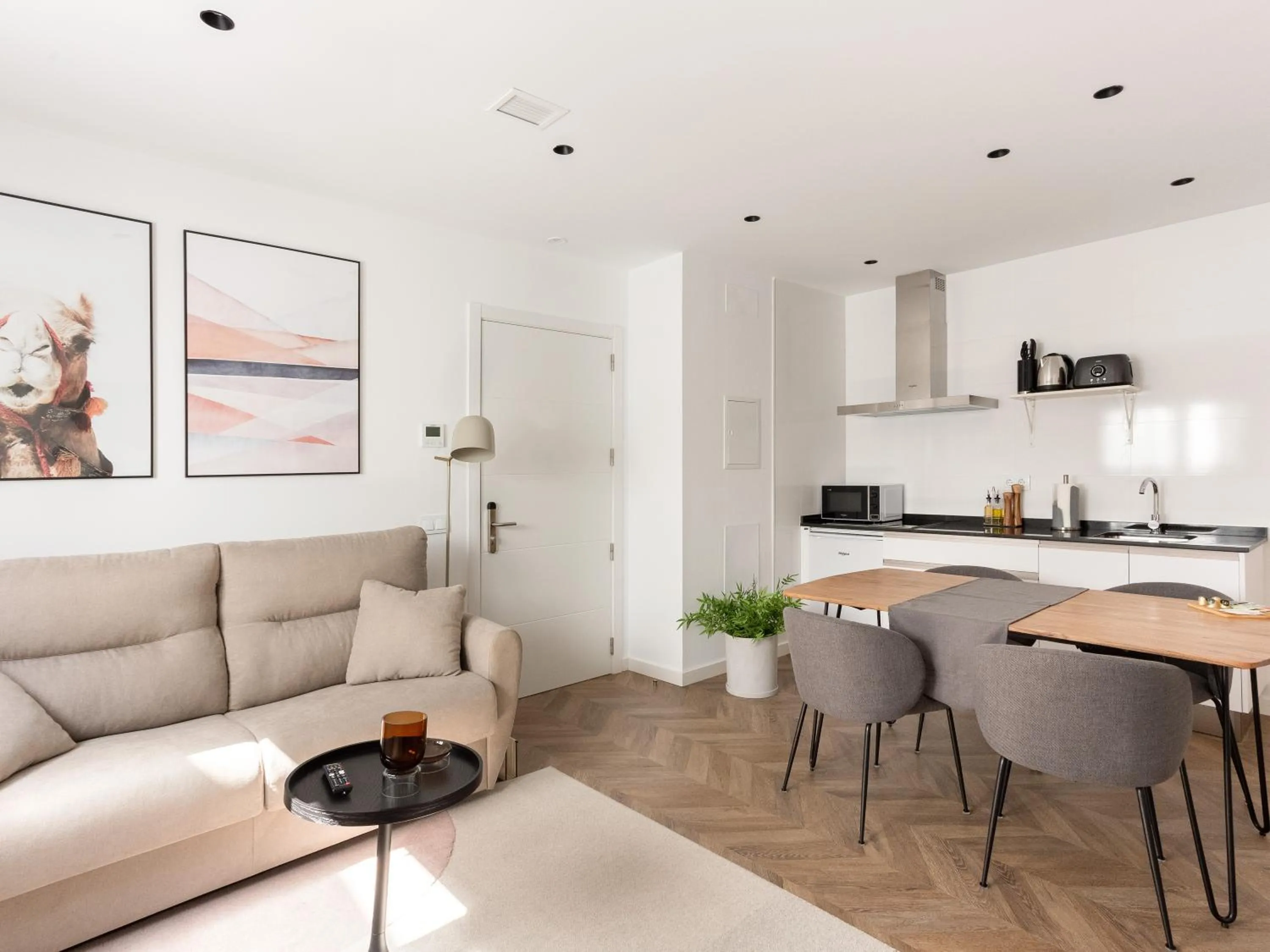 Kitchen or kitchenette in Limehome Málaga Calle Ancha del Carmen - Digital Access