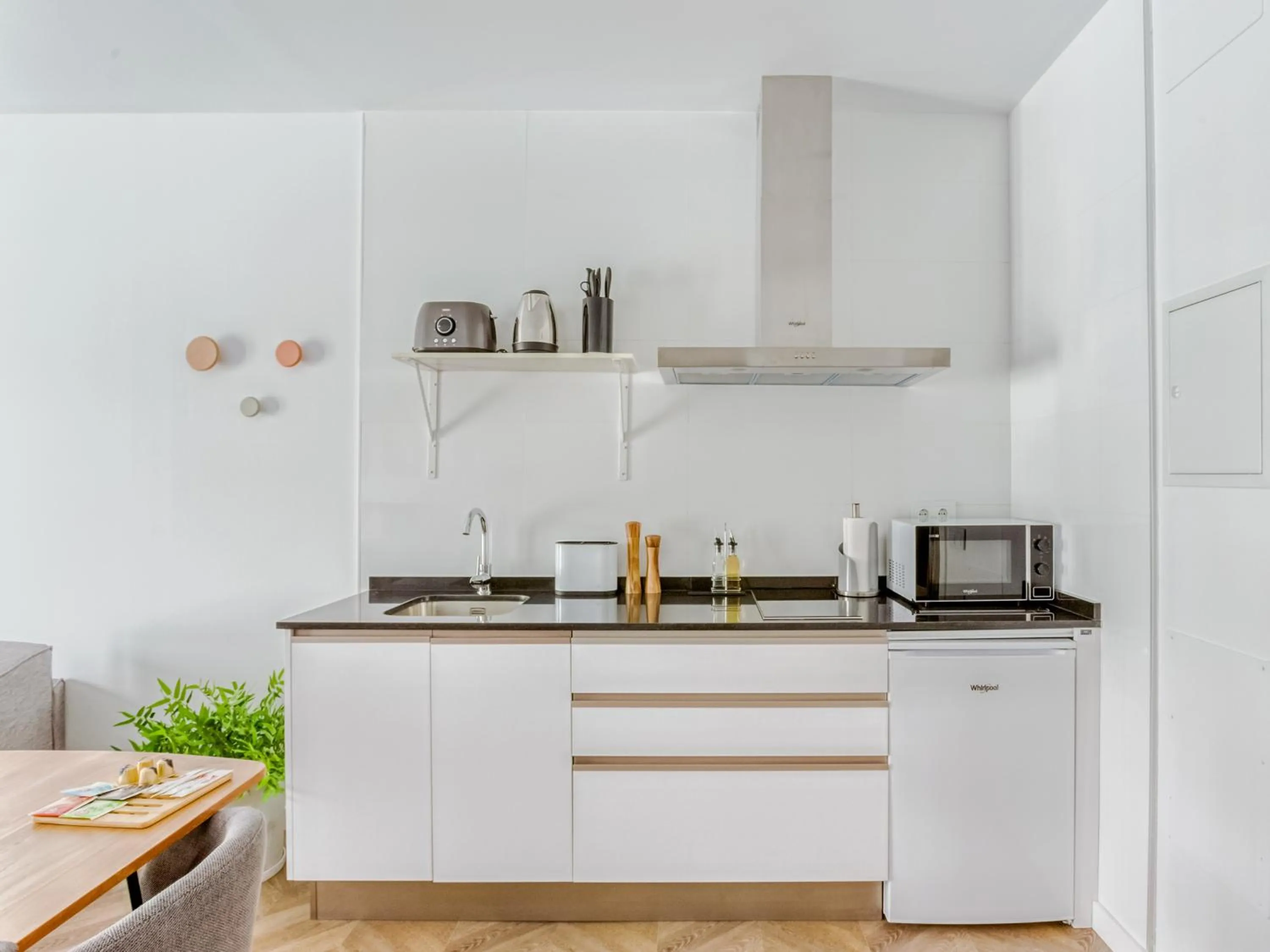 Kitchen or kitchenette in Limehome Málaga Calle Ancha del Carmen - Digital Access