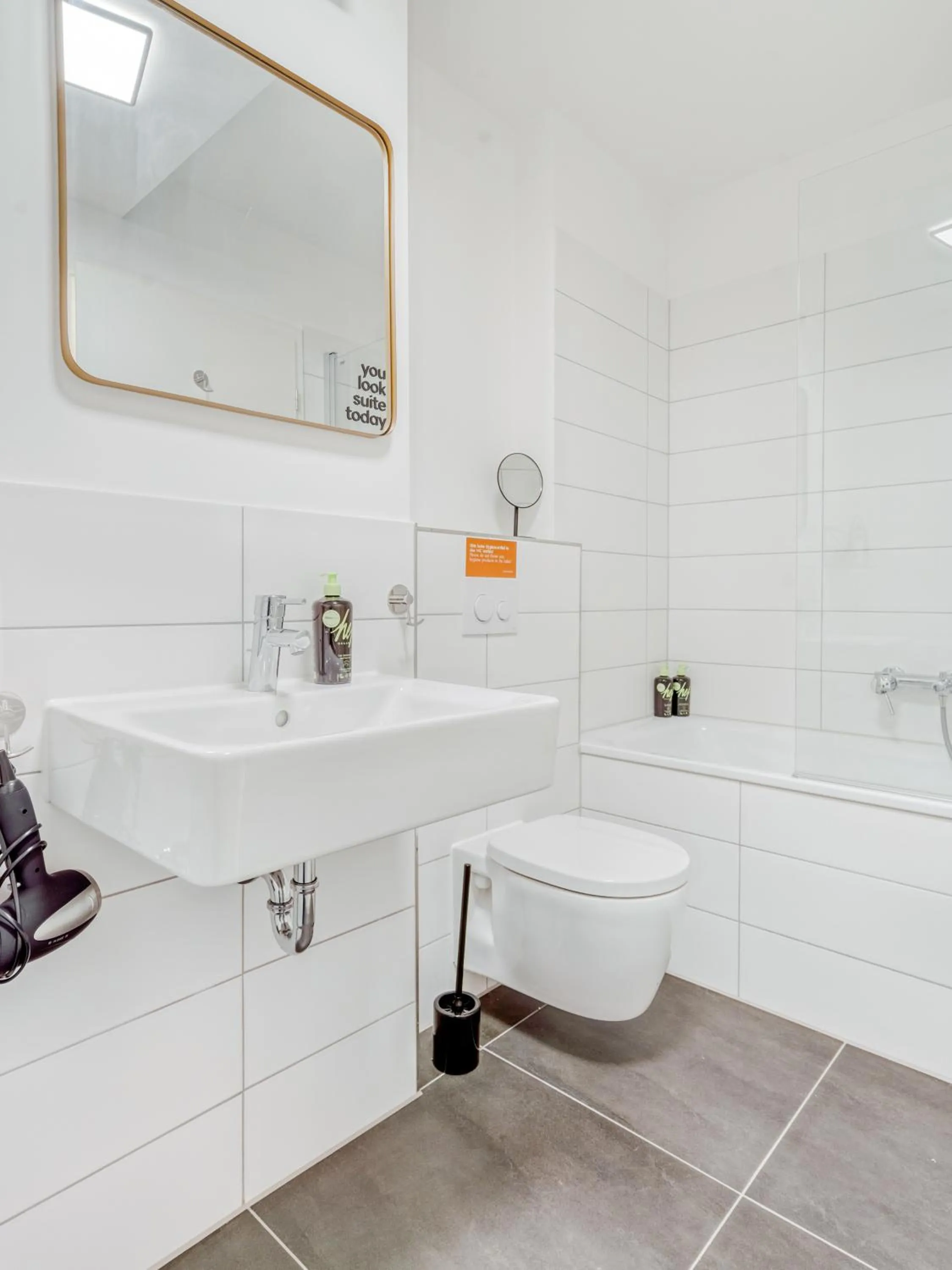 Bathroom in Limehome Dresden Wallstraße - Digital Access