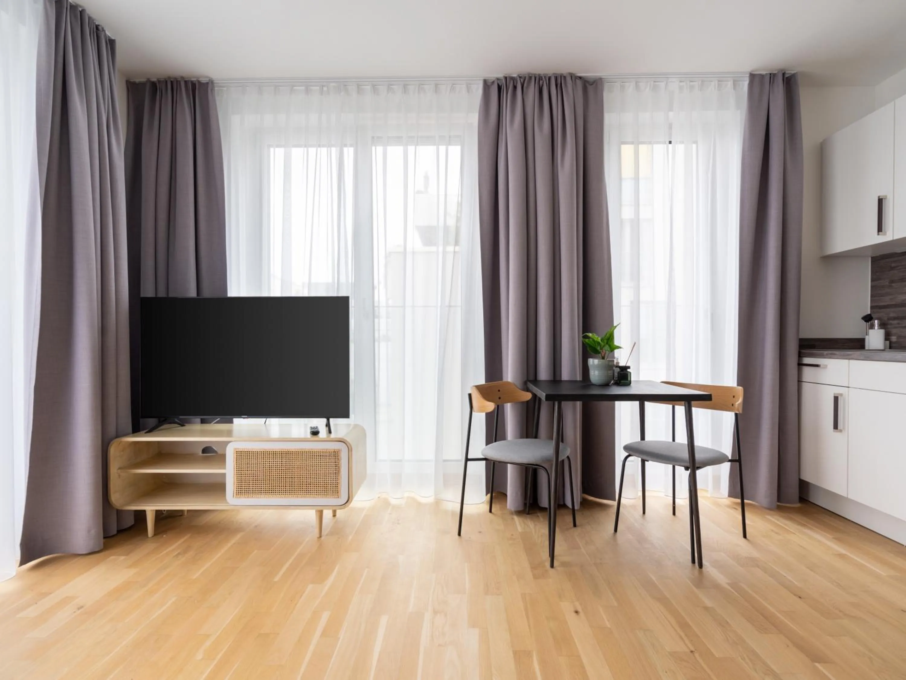 Living room in Limehome Dresden Wallstraße - Digital Access