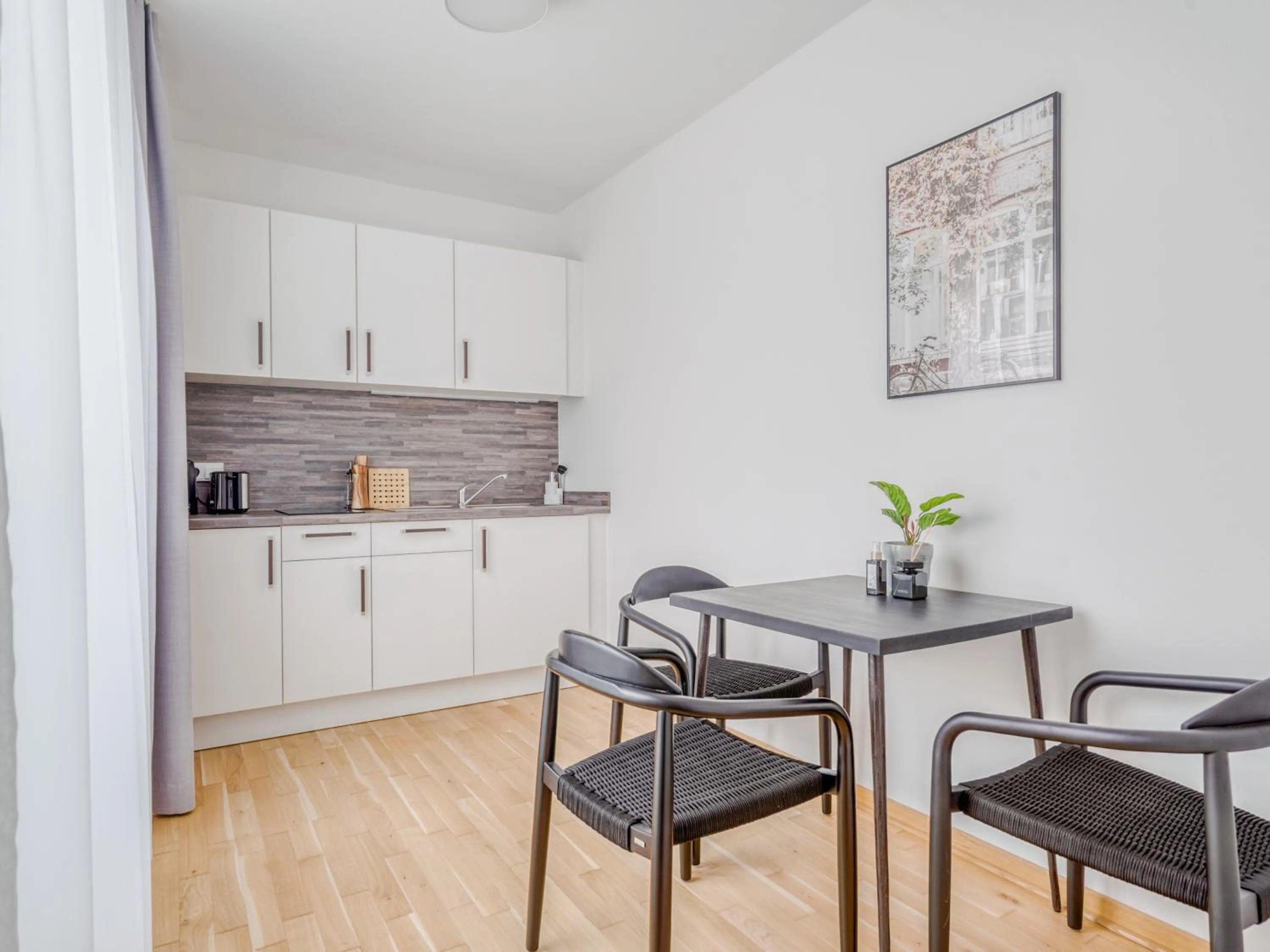 Kitchen or kitchenette in Limehome Dresden Wallstraße - Digital Access