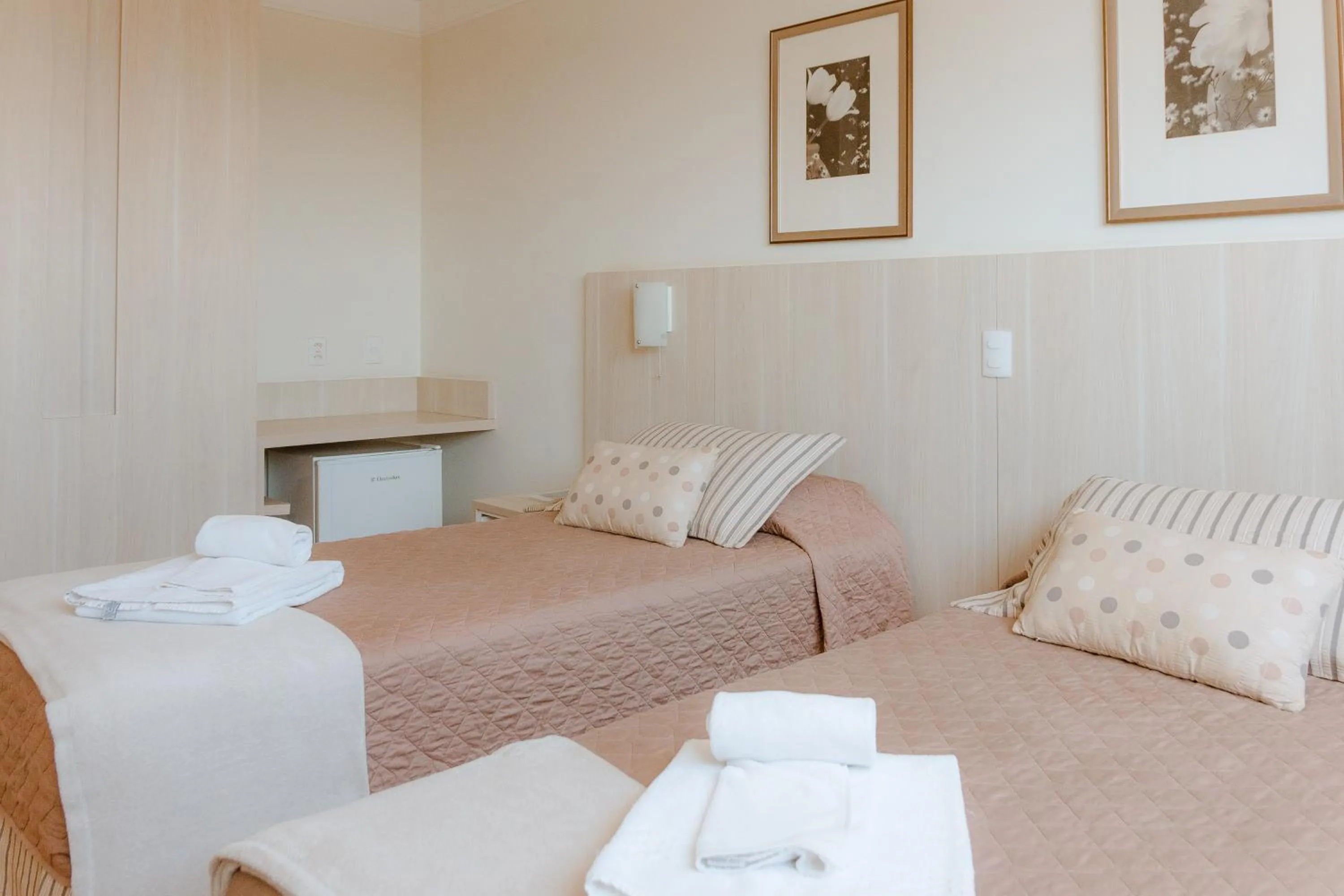 Bathroom, Bed in Porto Feliz Executive Hotel