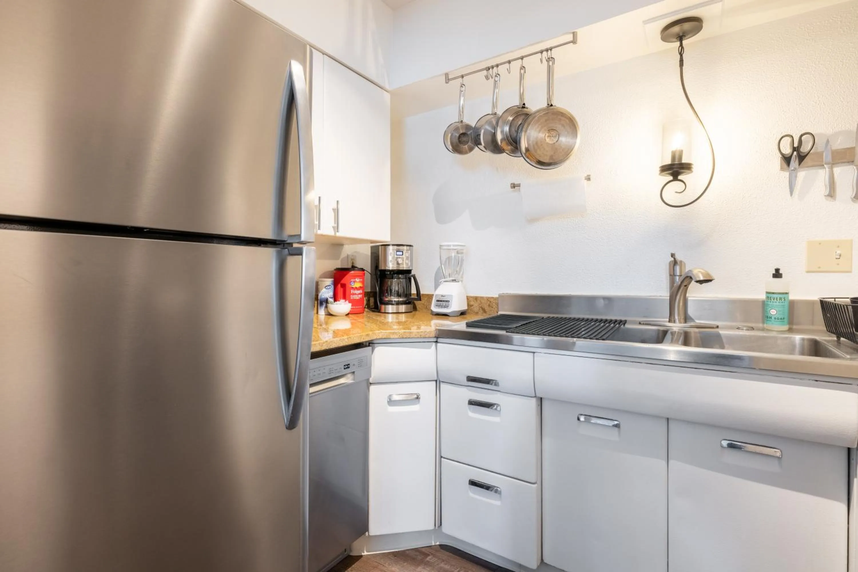 Georgetown Villas 1-1b Close to Cleveland Airport and the Rocky River Valley