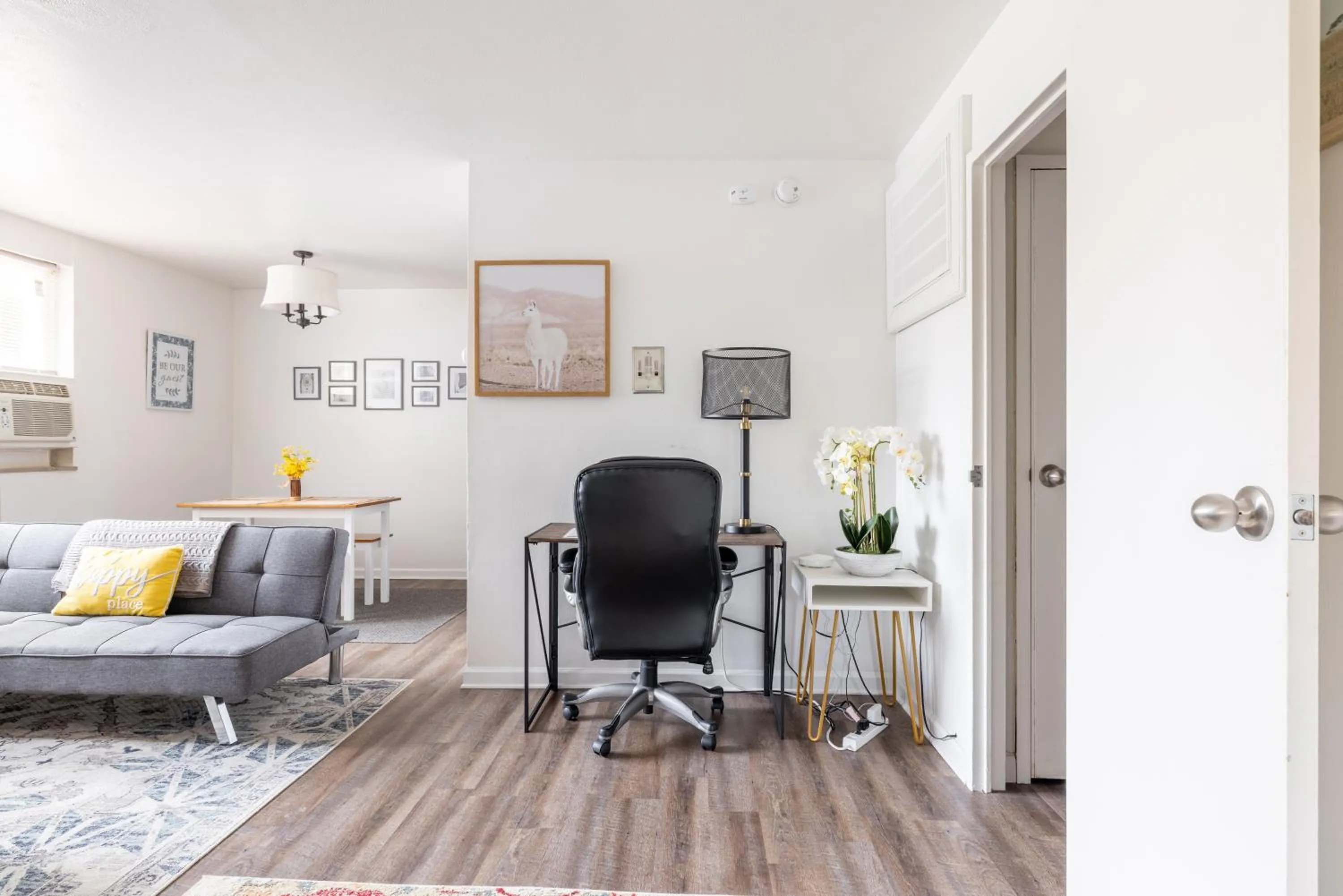 Georgetown Villas 1-1b Close to Cleveland Airport and the Rocky River Valley